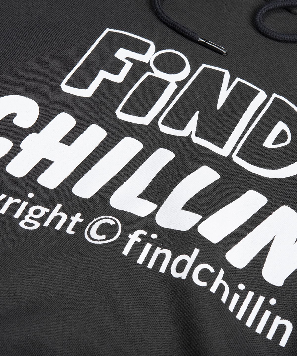 파인드칠린(FINDCHILLIN) CB3121 키치 로고 후드 차콜블랙