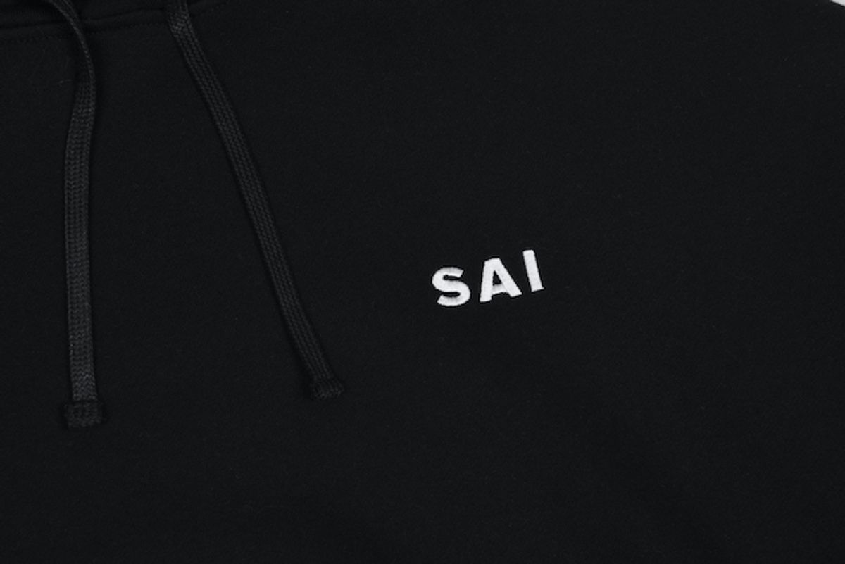 사이(SAI) 000 로고 스웻 후디 블랙