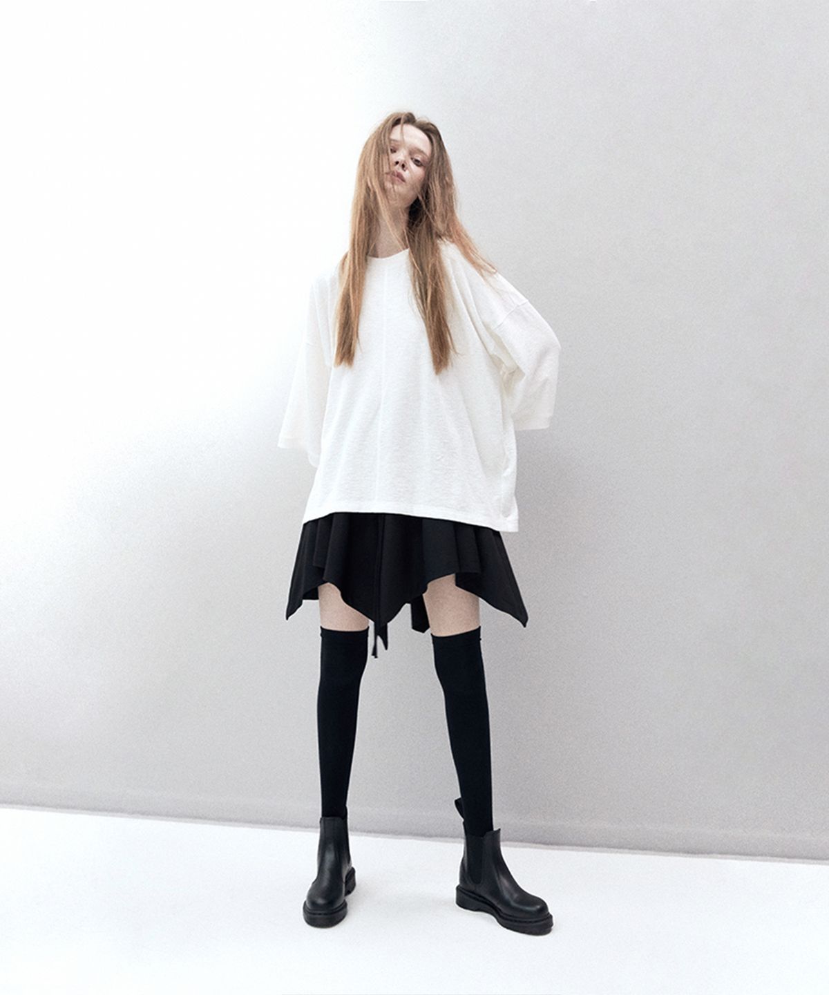 모노포비아(MONOPHOBIA) SQUARE CUTTING FLARED SHORT SKIRT