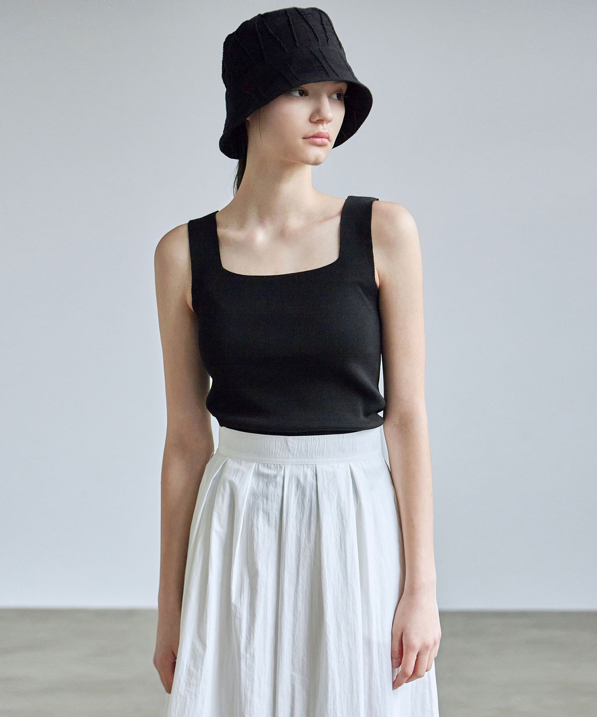 닉앤니콜(NICK&NICOLE) [ESSENTIAL] SQUARE NECK KNIT SLEEVELESS_BLACK
