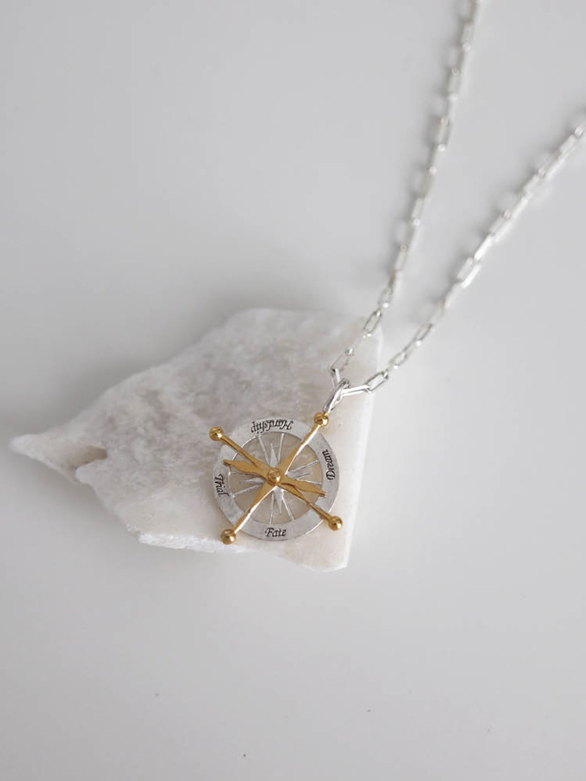 엘리오나(ELYONA) Life Cardinal Compass Necklace - small