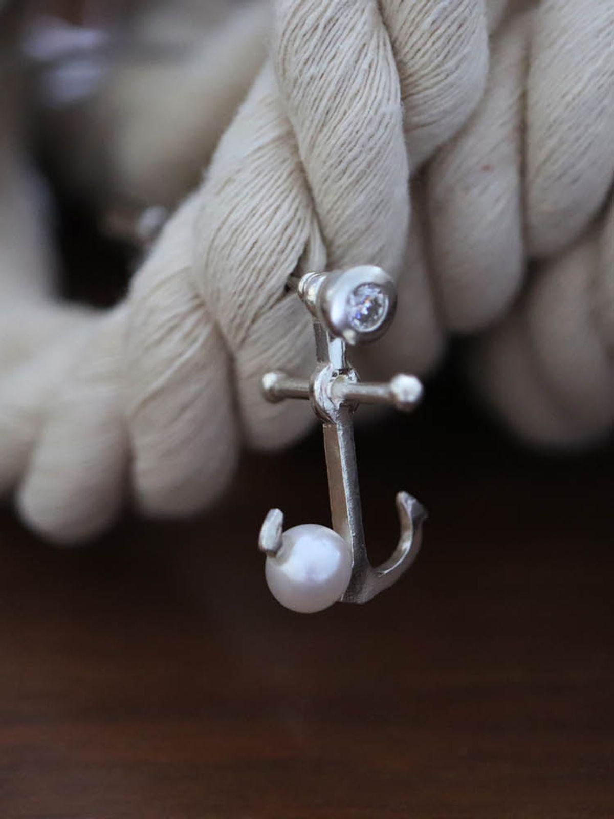 엘리오나(ELYONA) Skewered Anchor Brooch (Fishermans Anchor)