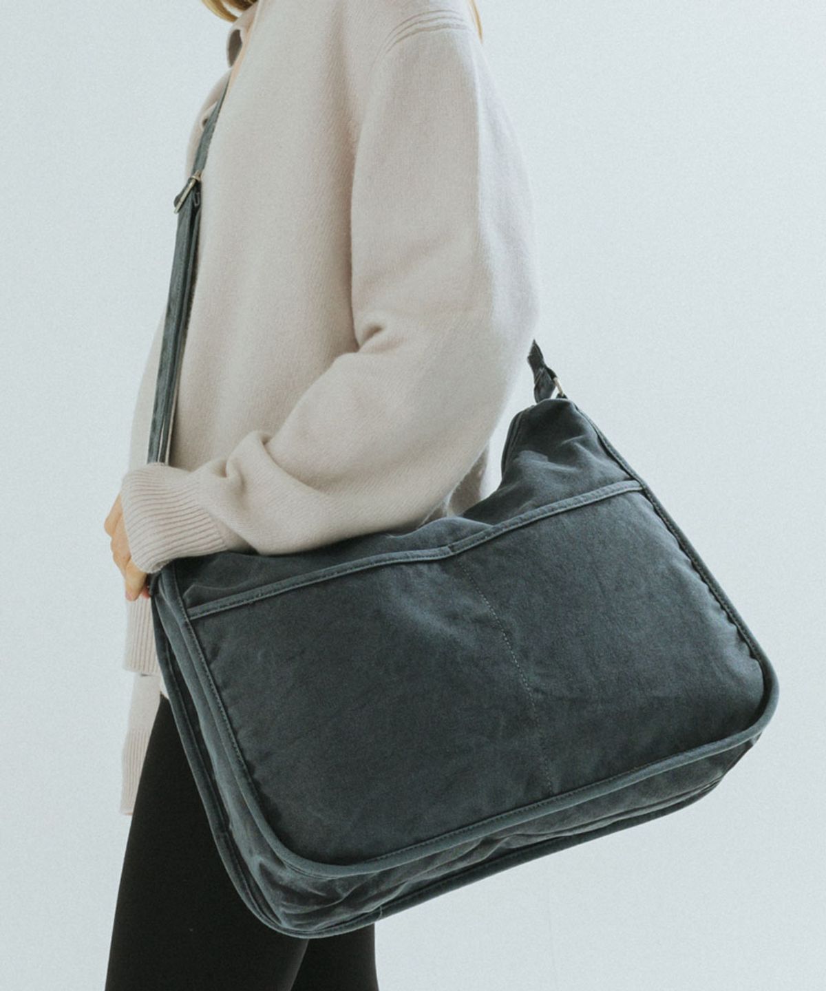 톰투머로우(TOMTOMORROW) U trapezium bag [charcoal]