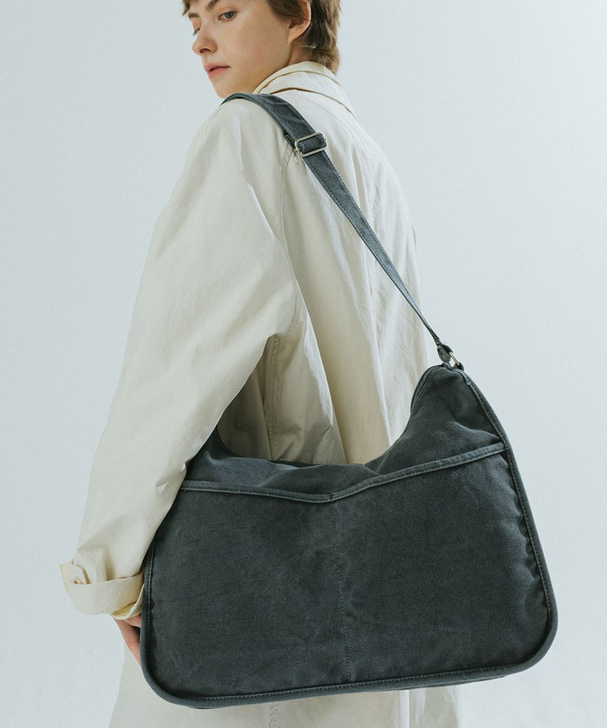 톰투머로우(TOMTOMORROW) U trapezium bag [charcoal]