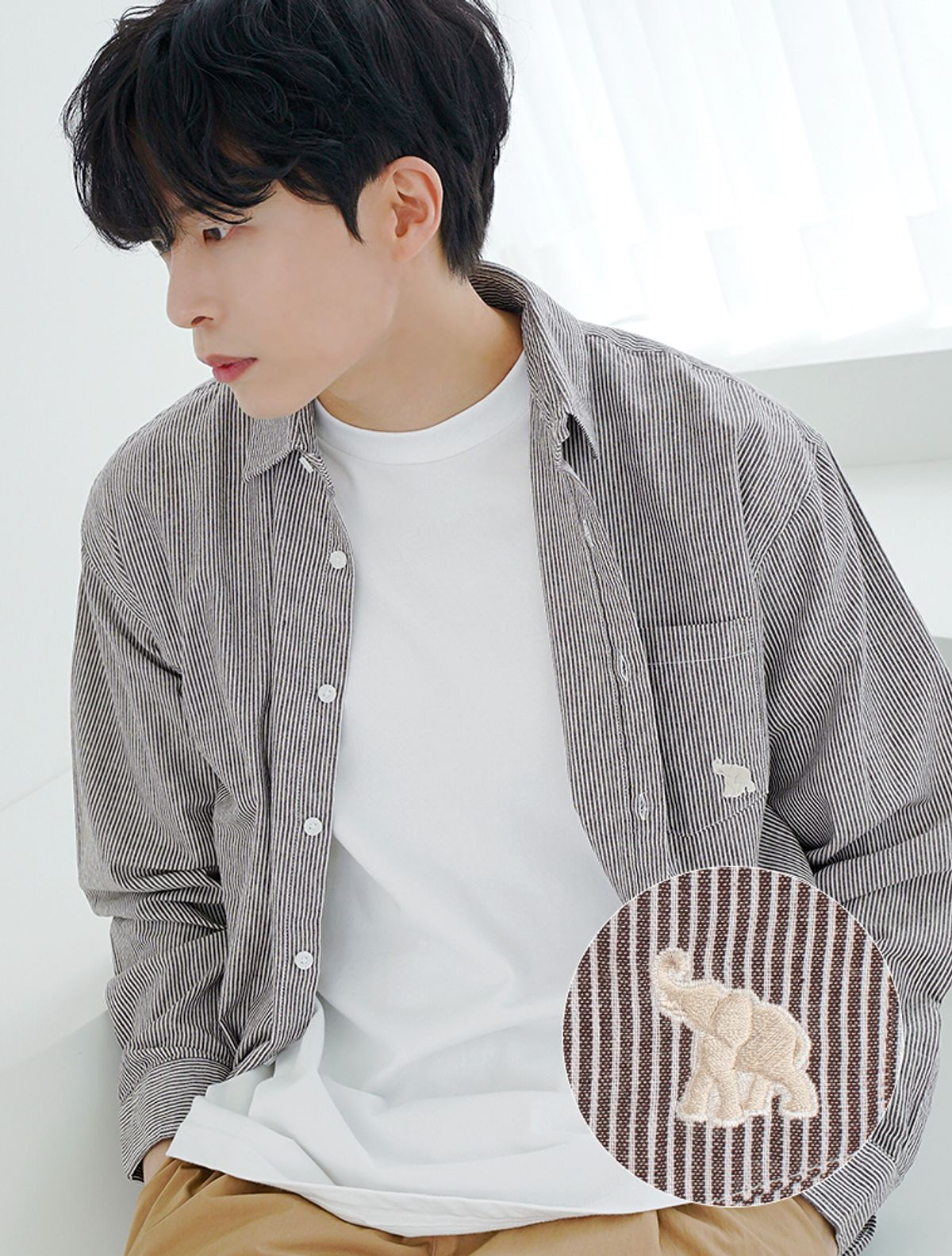 라 메종 스튜디오(LA MAISON STUDIO) UNISEX 세미오버핏 스트라이프 포켓자수 셔츠 브라운(FCB3SH306M)