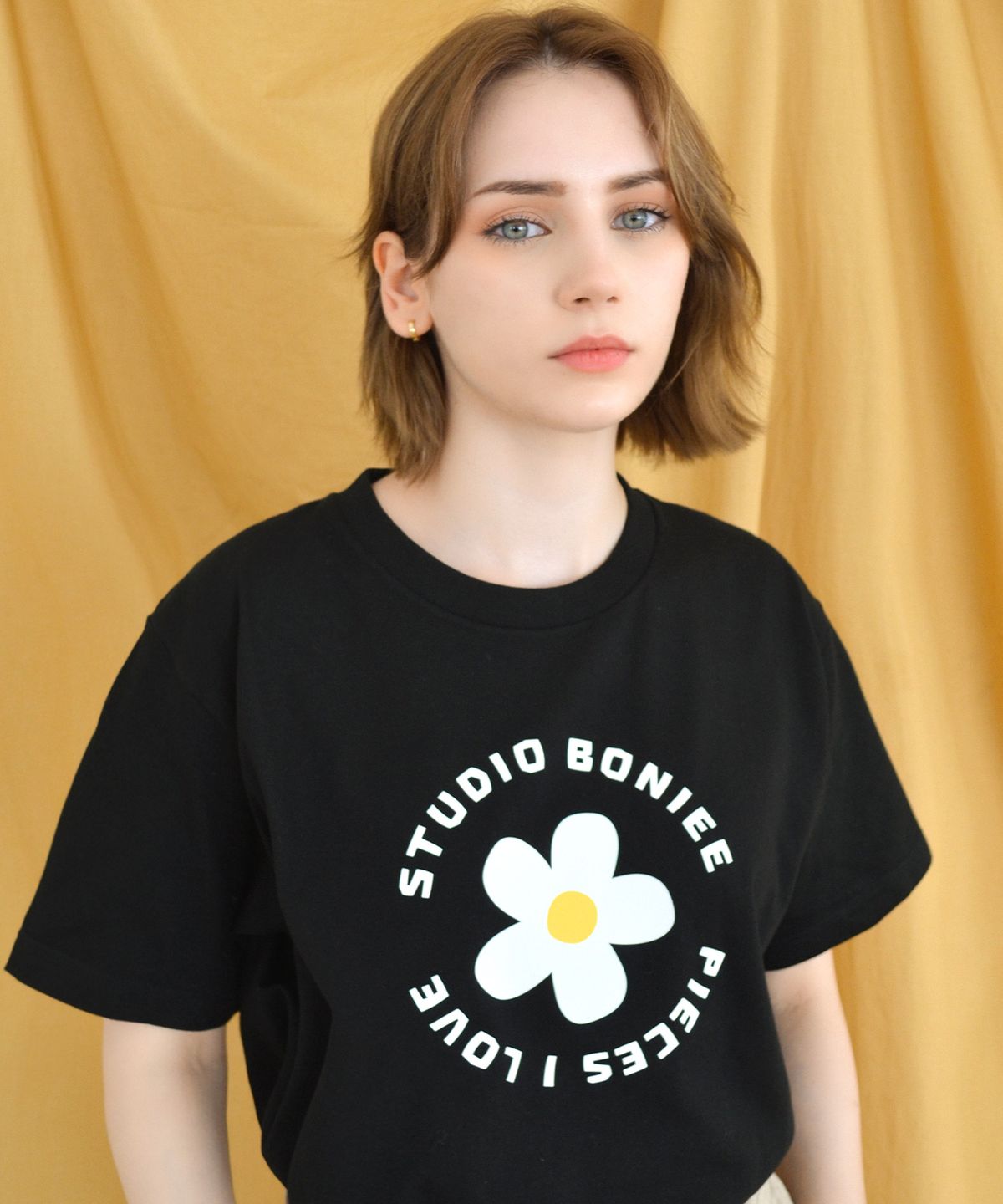 보늬(BONIEE) 데이지 라운드 타이포(Daisy Round Typo) 그래픽 티셔츠 블랙