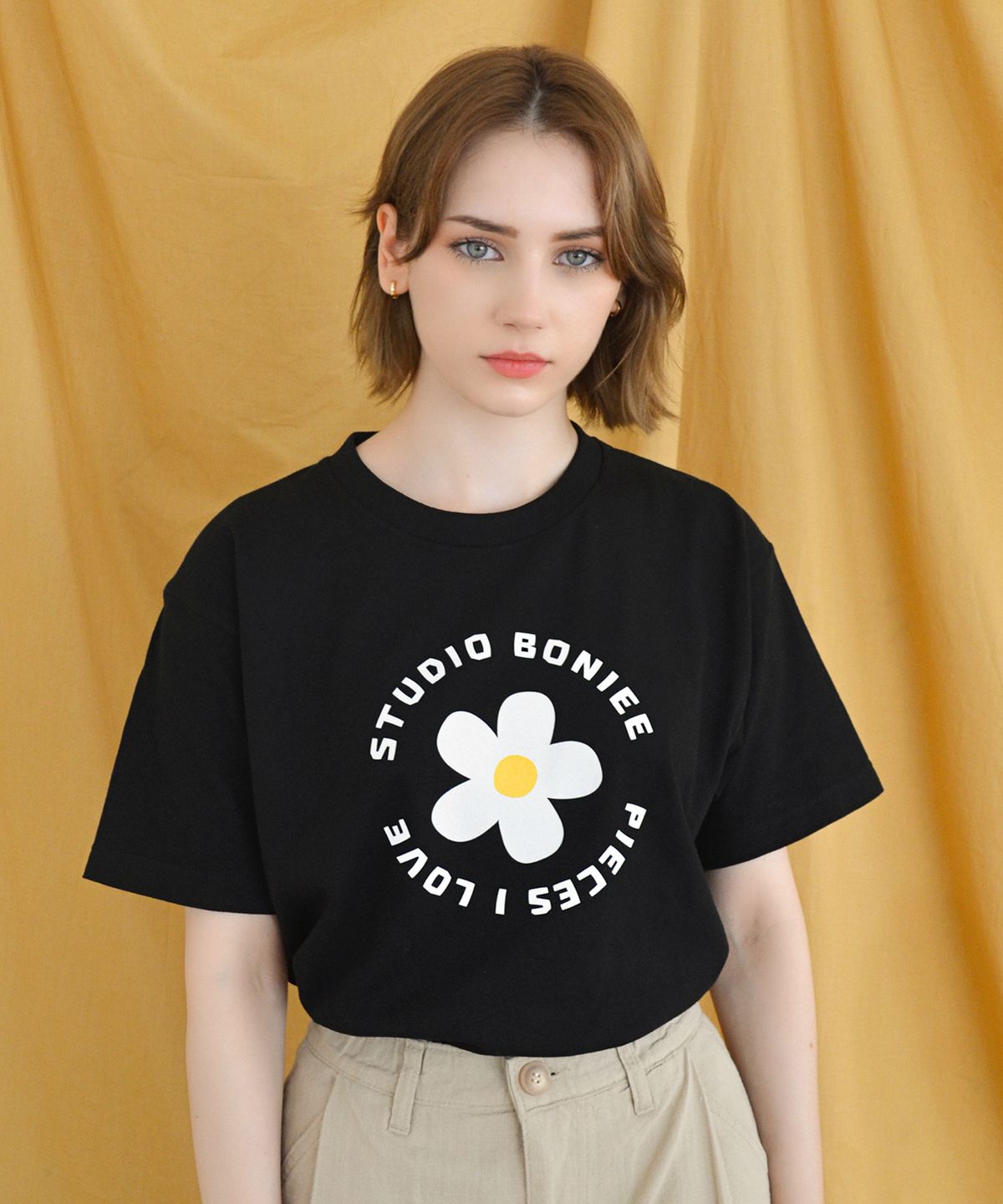 보늬(BONIEE) 데이지 라운드 타이포(Daisy Round Typo) 그래픽 티셔츠 블랙