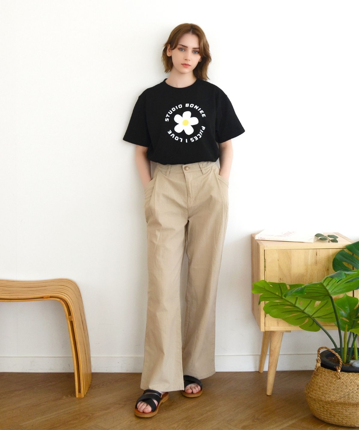 보늬(BONIEE) 데이지 라운드 타이포(Daisy Round Typo) 그래픽 티셔츠 블랙