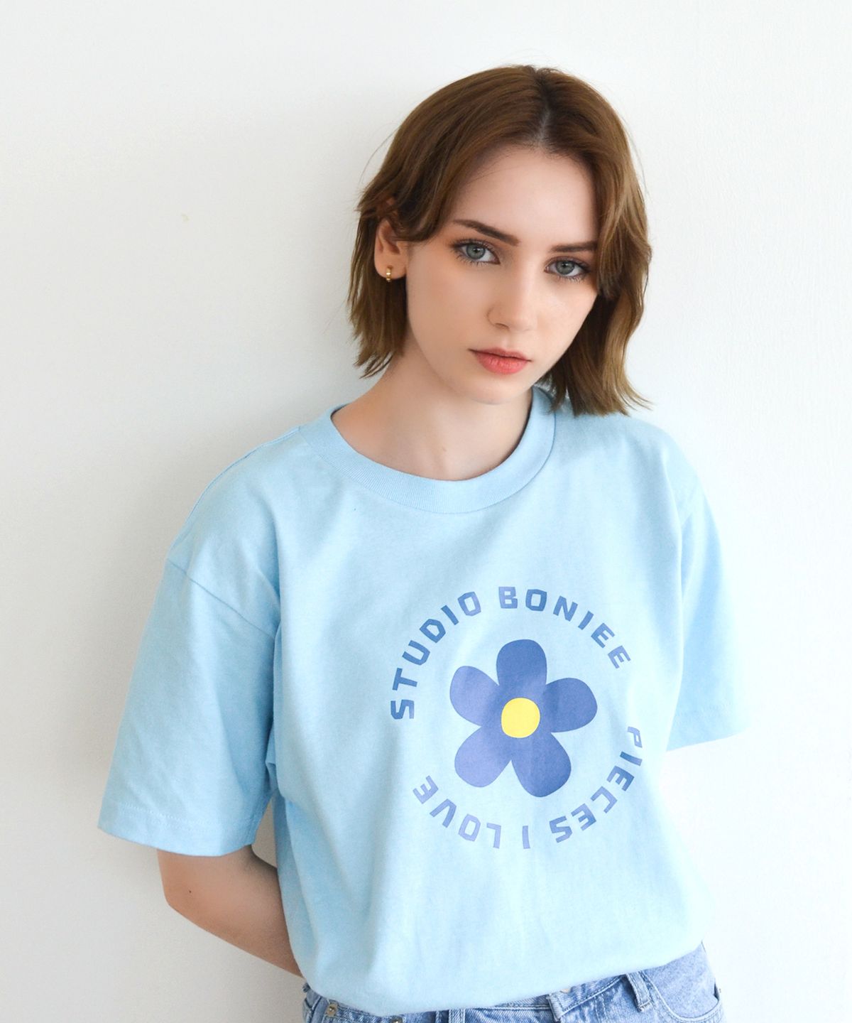 보늬(BONIEE) 데이지 라운드 타이포(Daisy Round Typo) 그래픽 티셔츠 블루