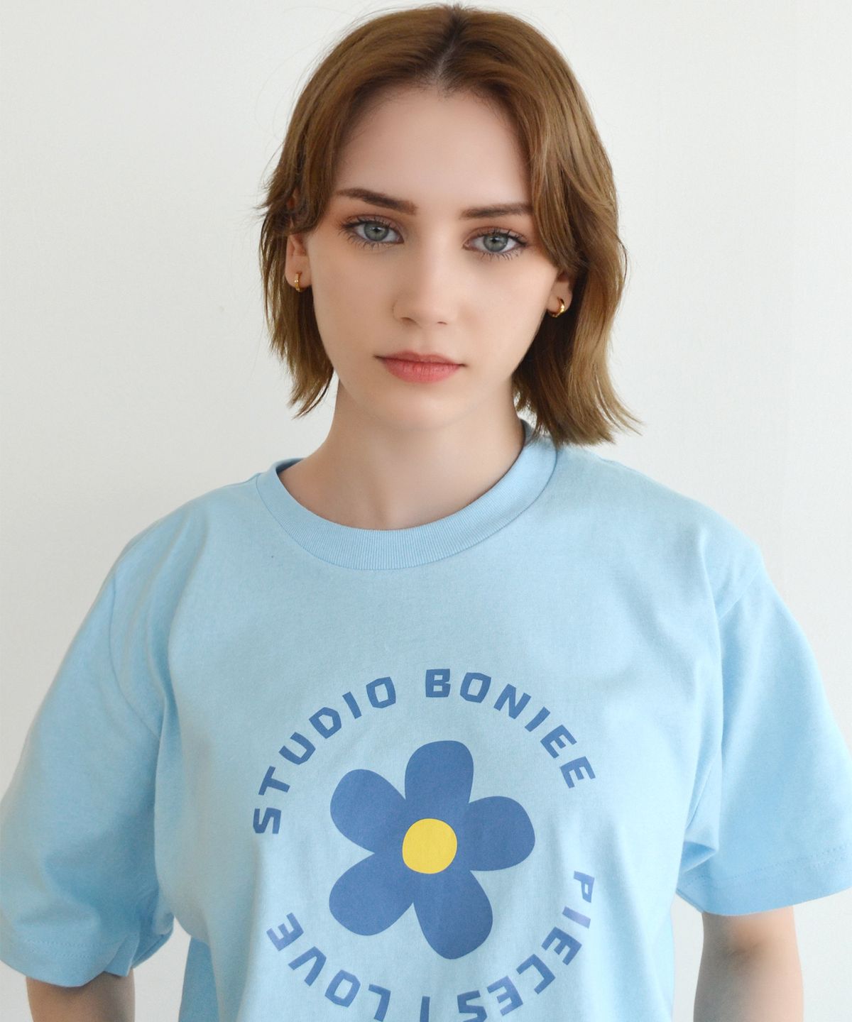 보늬(BONIEE) 데이지 라운드 타이포(Daisy Round Typo) 그래픽 티셔츠 블루