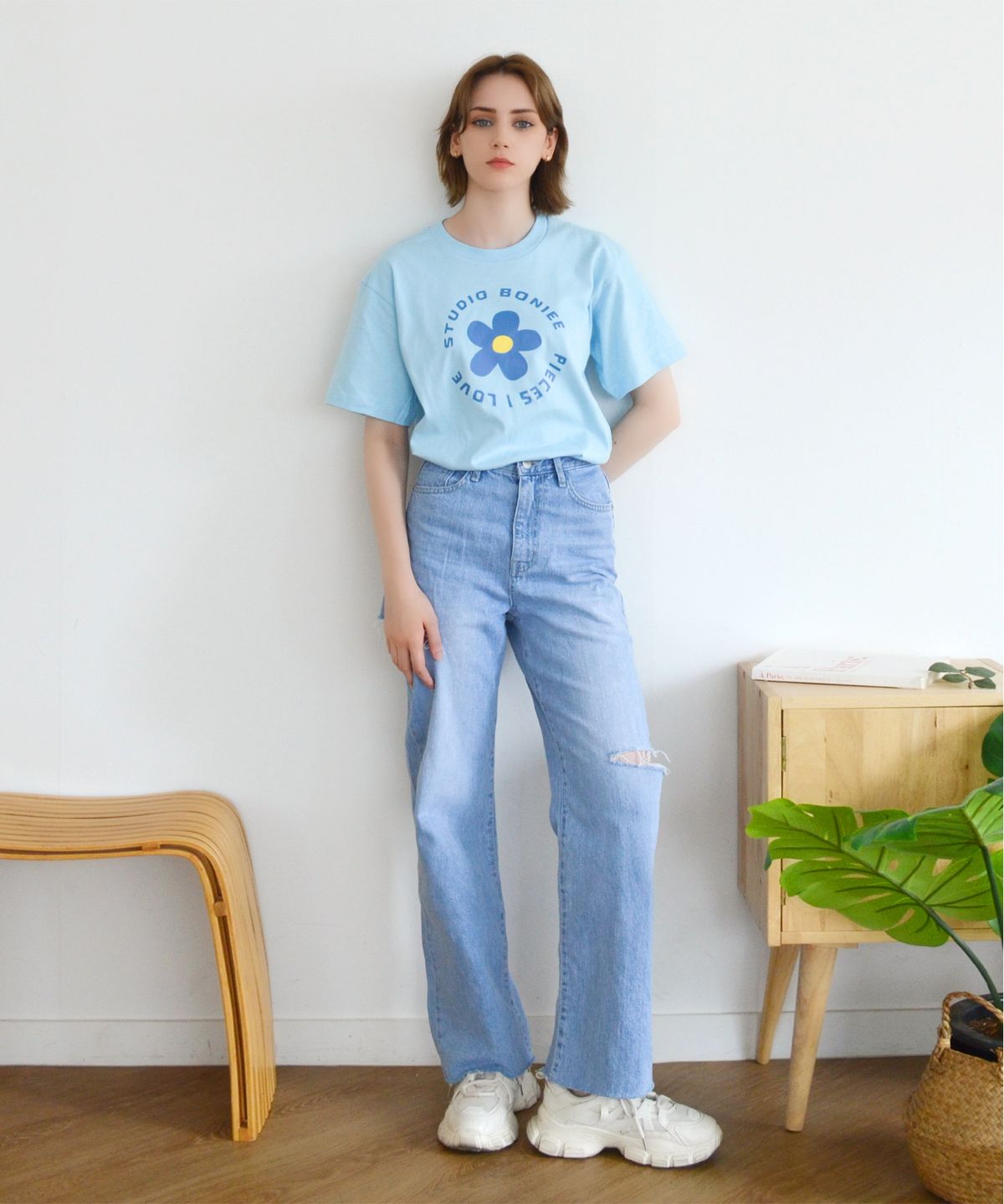 보늬(BONIEE) 데이지 라운드 타이포(Daisy Round Typo) 그래픽 티셔츠 블루