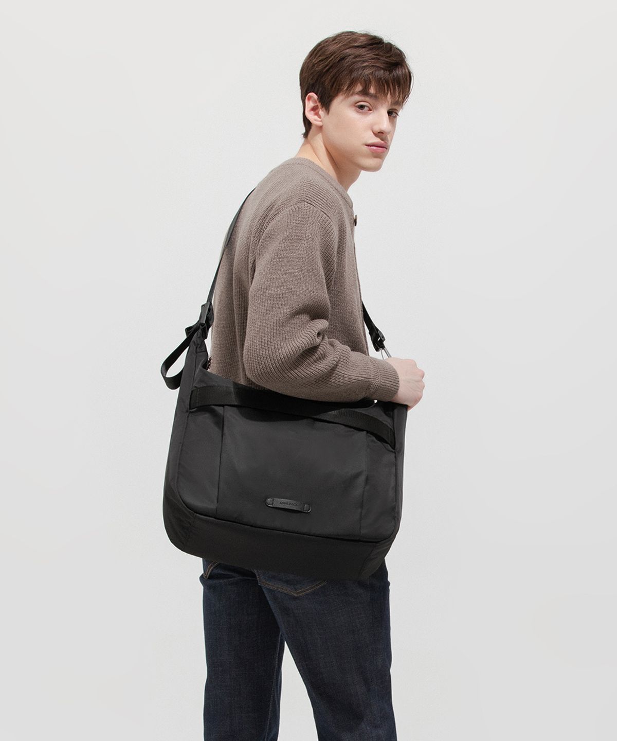 퀄팩(QUALPACK) 커렌트 메신저백 340 - 사이즈 & 후기 | 무신사