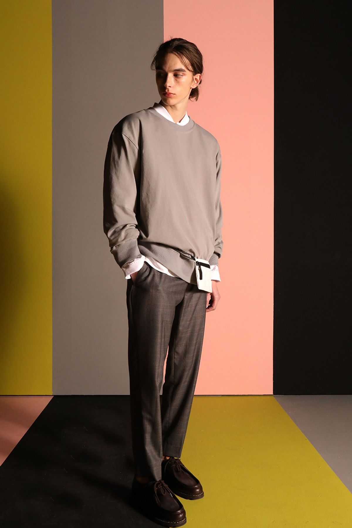 클라만(KLAMMERN) R.R.C. 머쉬룸 그레이 스웨트 셔츠