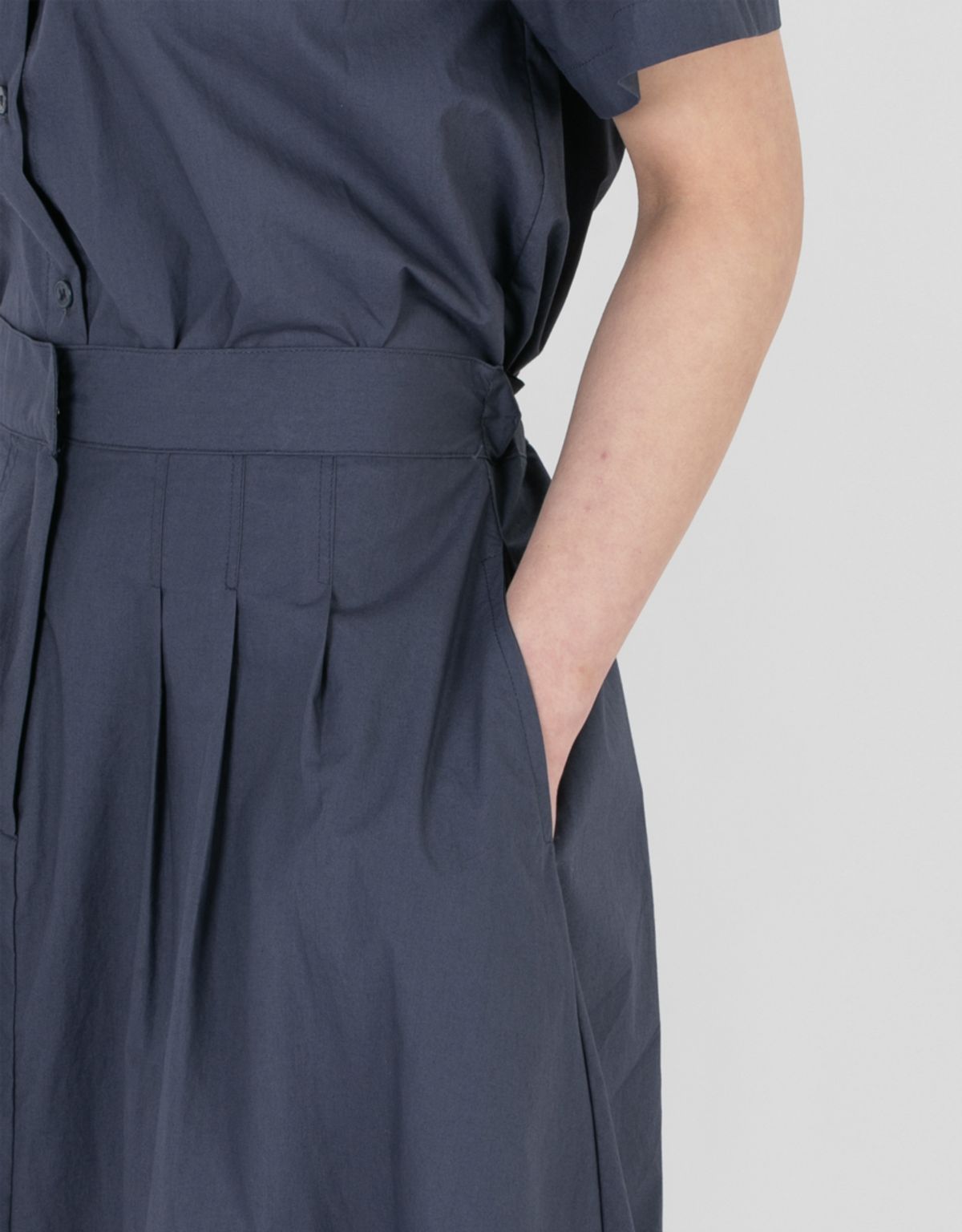 버나드밀즈(BERNARD MILLS) OBLONG PLEATED SKIRT - NAVY