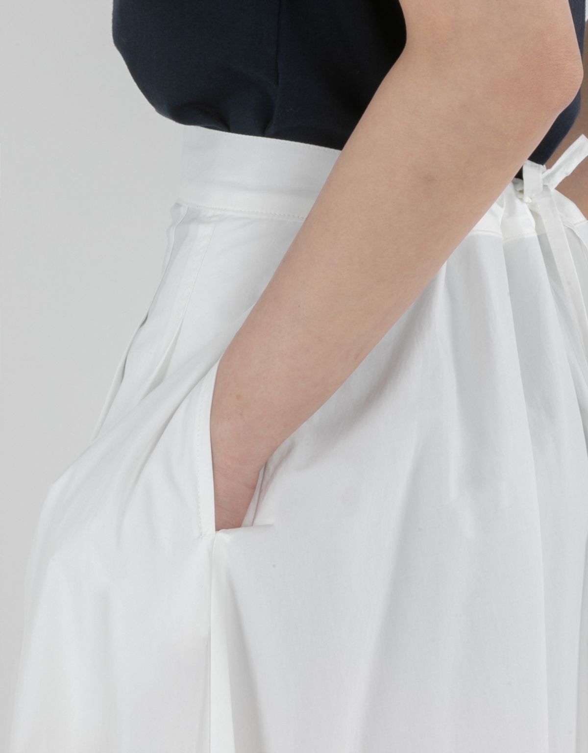 버나드밀즈(BERNARD MILLS) OBLONG PLEATED SKIRT - WHITE