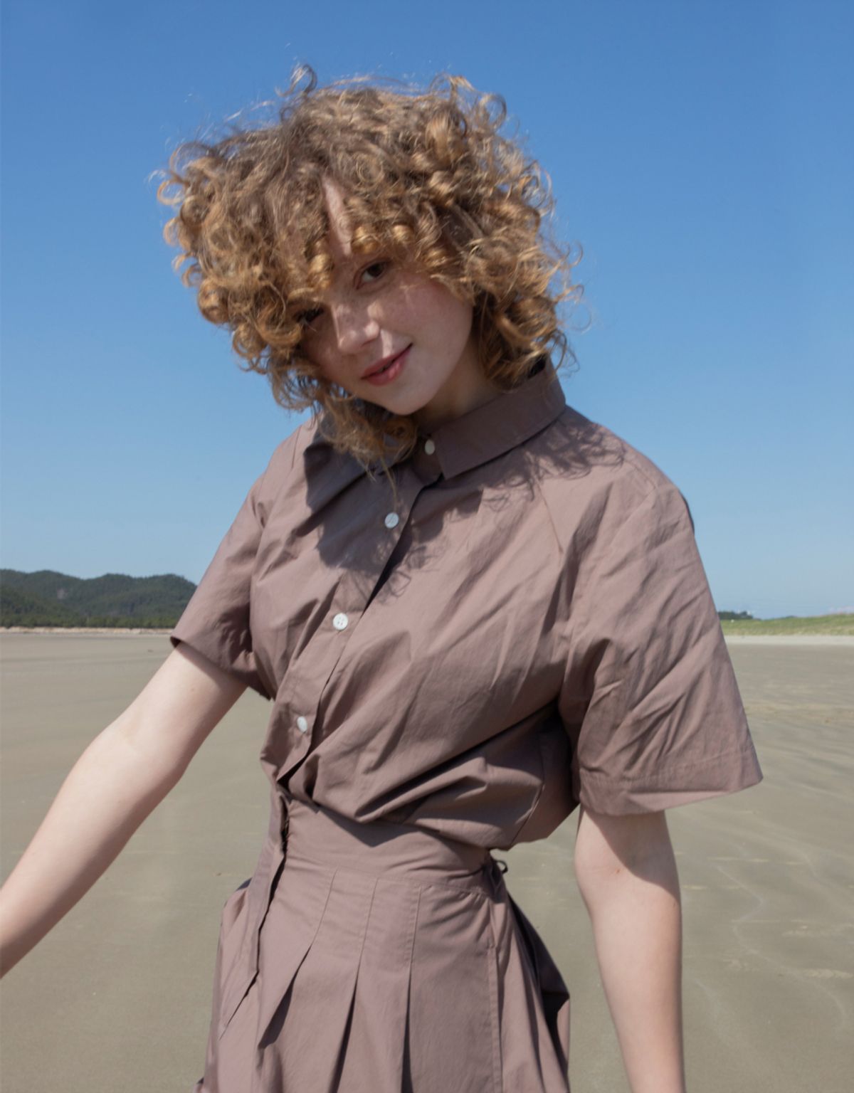 버나드밀즈(BERNARD MILLS) OBLONG PLEATED SHIRT - BROWN