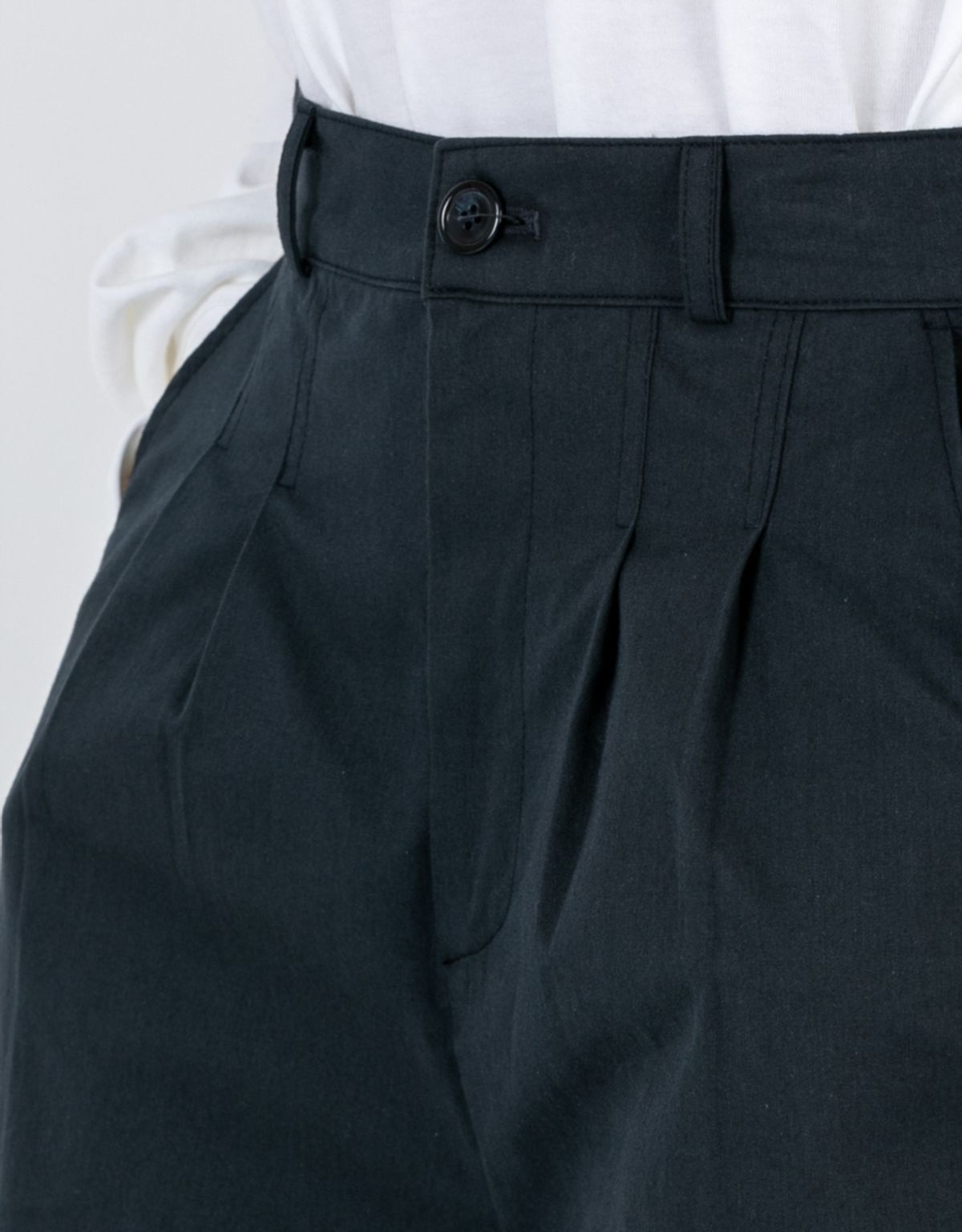 버나드밀즈(BERNARD MILLS) DOUBLE PLEATED WIDE SHORTS - NAVY