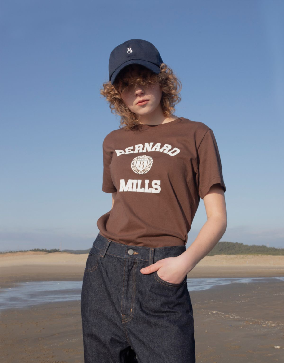 버나드밀즈(BERNARD MILLS) LAUREL LOGO T SHIRT - BROWN