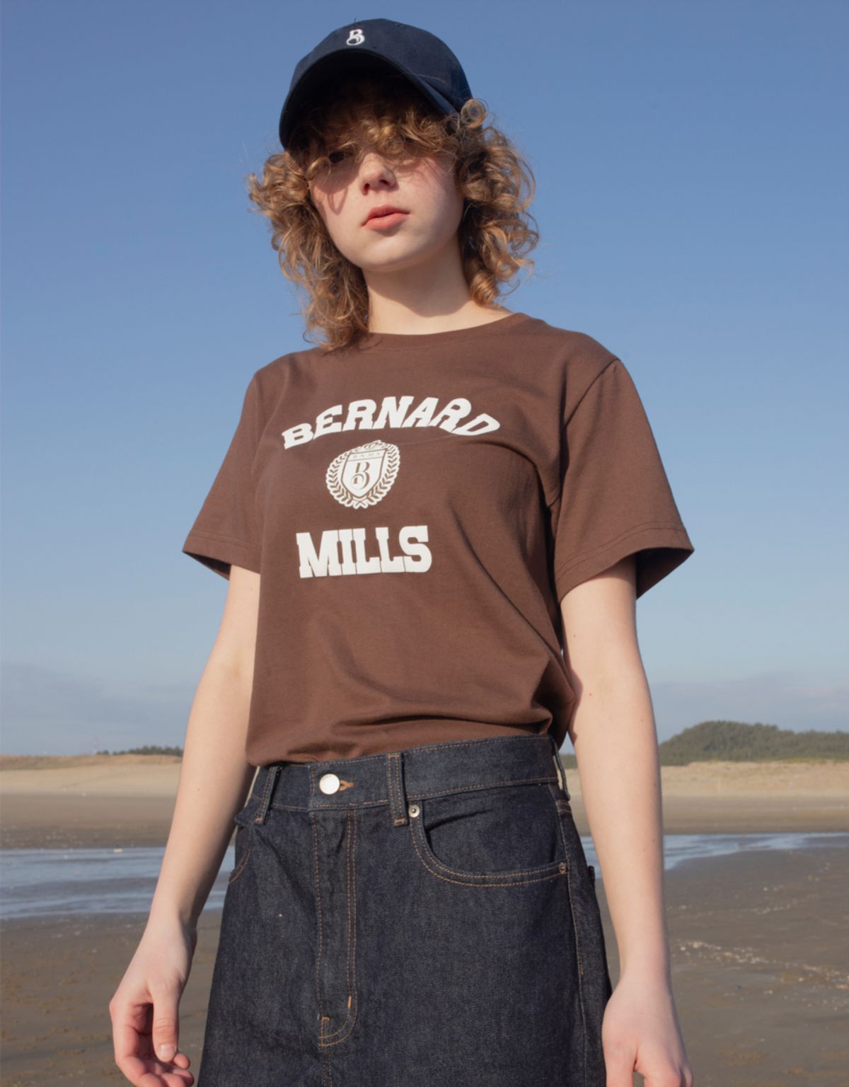 버나드밀즈(BERNARD MILLS) LAUREL LOGO T SHIRT - BROWN