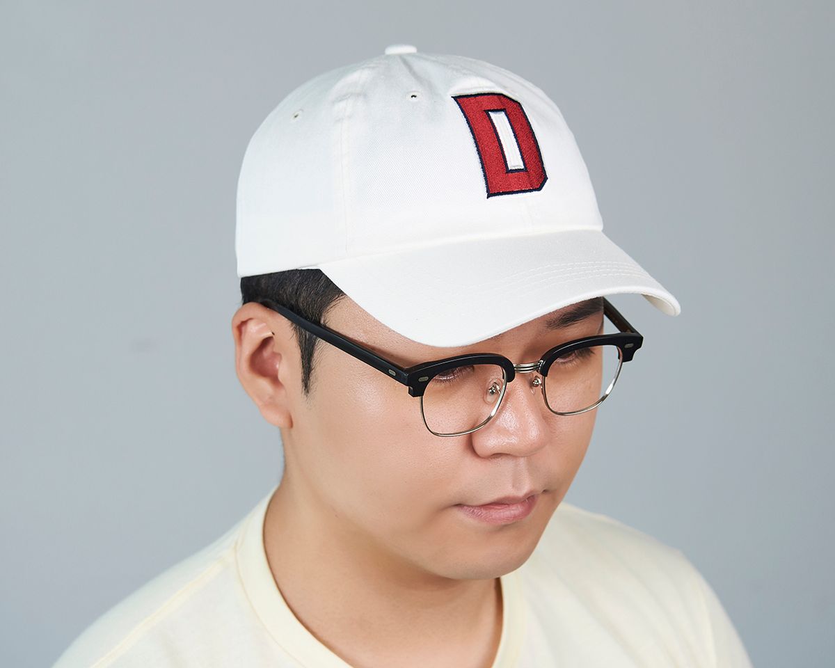 드베르망(DEVERRMAN) 프레피 자수 볼캡 (화이트)