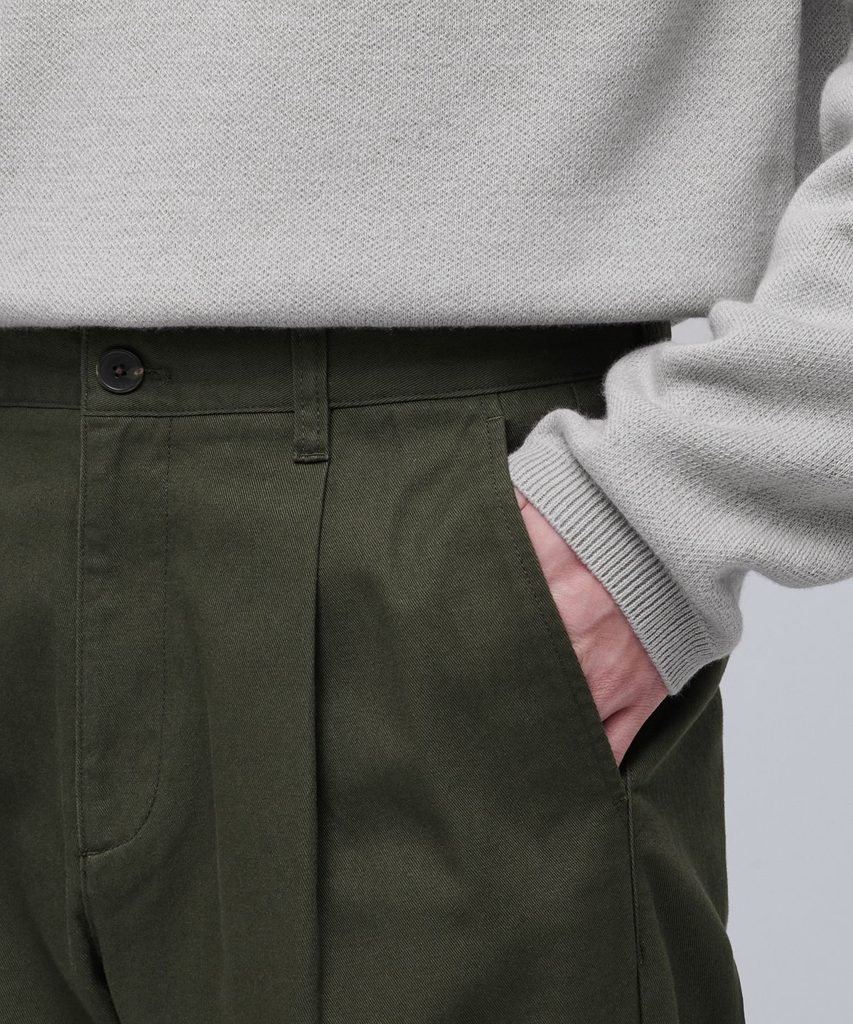 무신사 스탠다드(MUSINSA STANDARD) 원 턱 레귤러 핏 치노 팬츠 [카키]