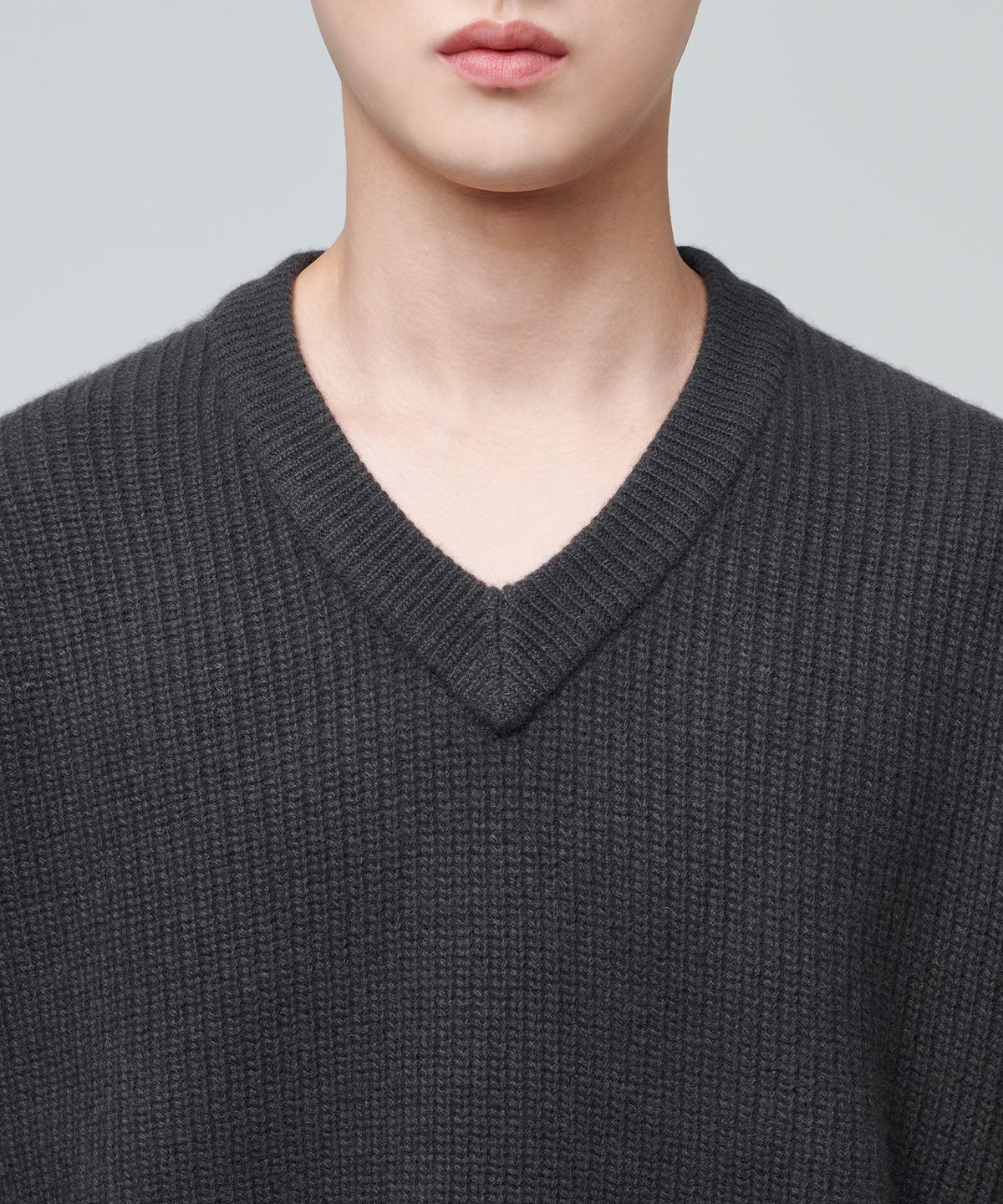 무신사 스탠다드(MUSINSA STANDARD) 램스울 리브드 브이 넥 니트 [다크 그레이]