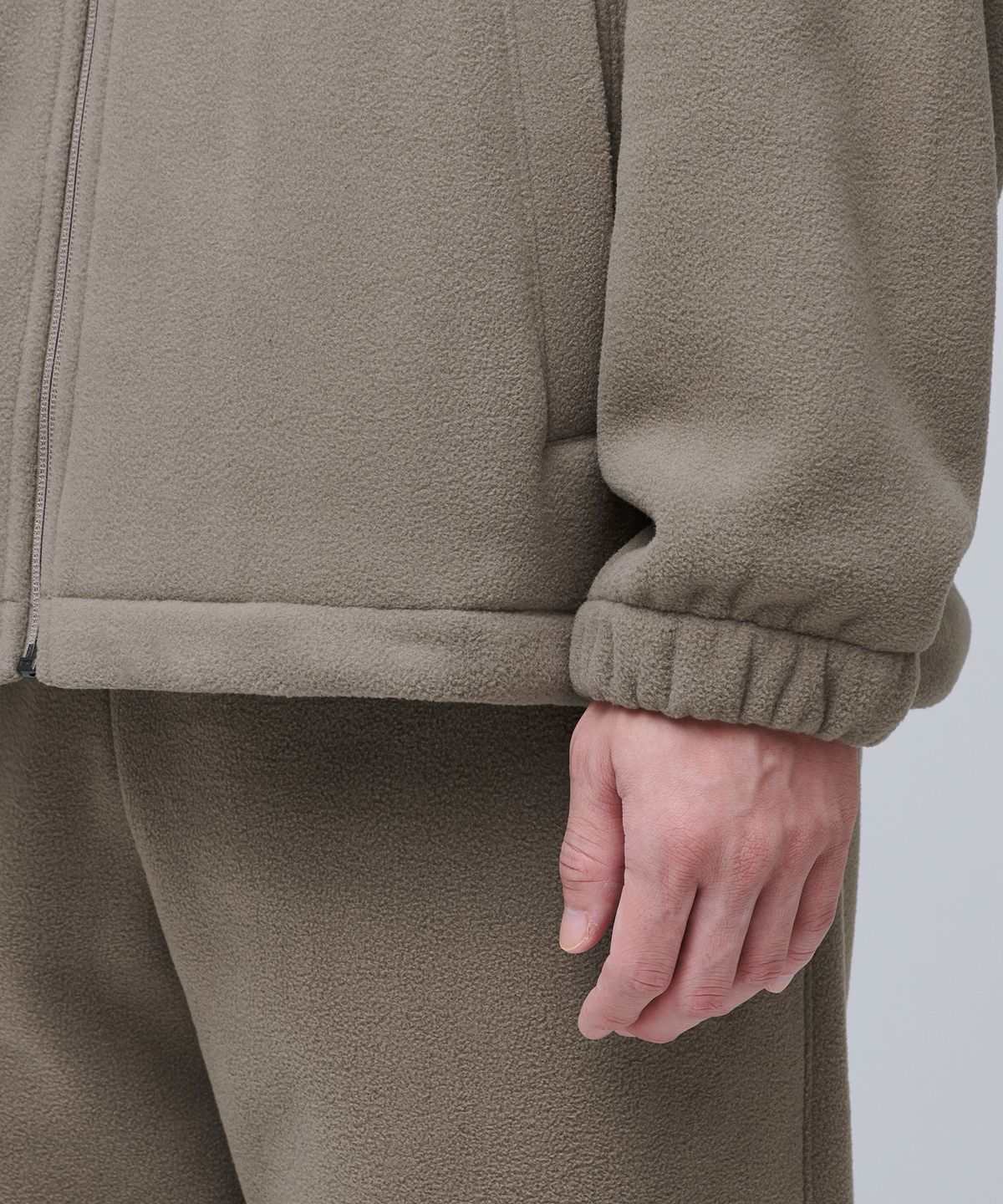 무신사 스탠다드(MUSINSA STANDARD) 오버사이즈 폴라 플리스 하이넥 재킷 [더스티 베이지]