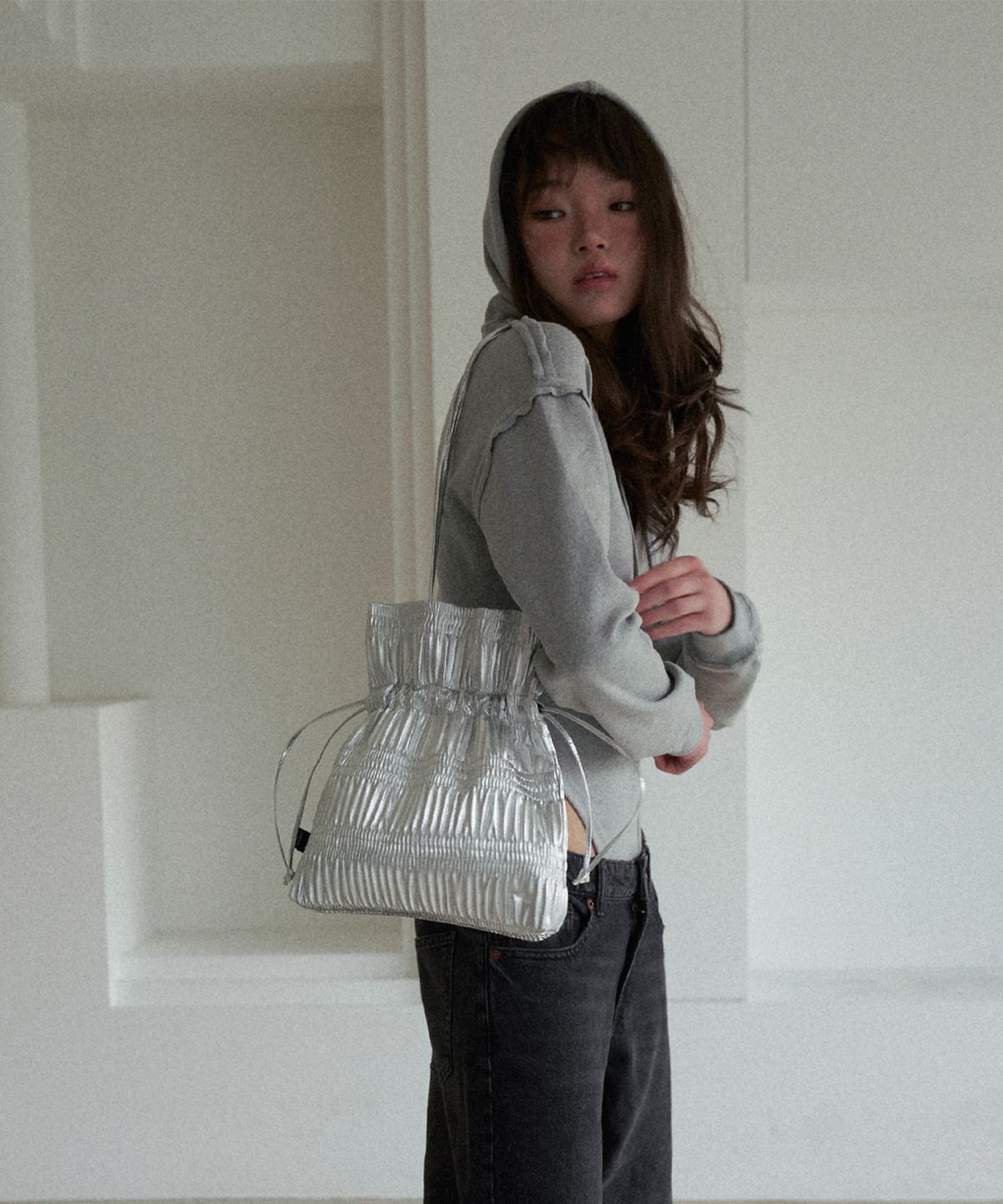 콰니(KWANI) Crinkle Shoulder Bag Silvery Silver