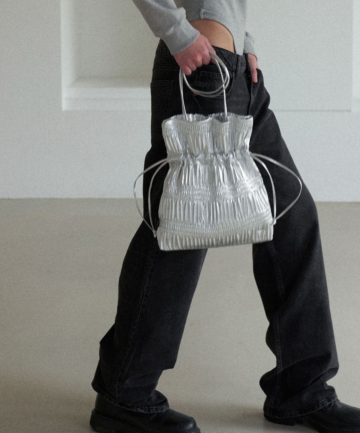 콰니(KWANI) Crinkle Shoulder Bag Silvery Silver