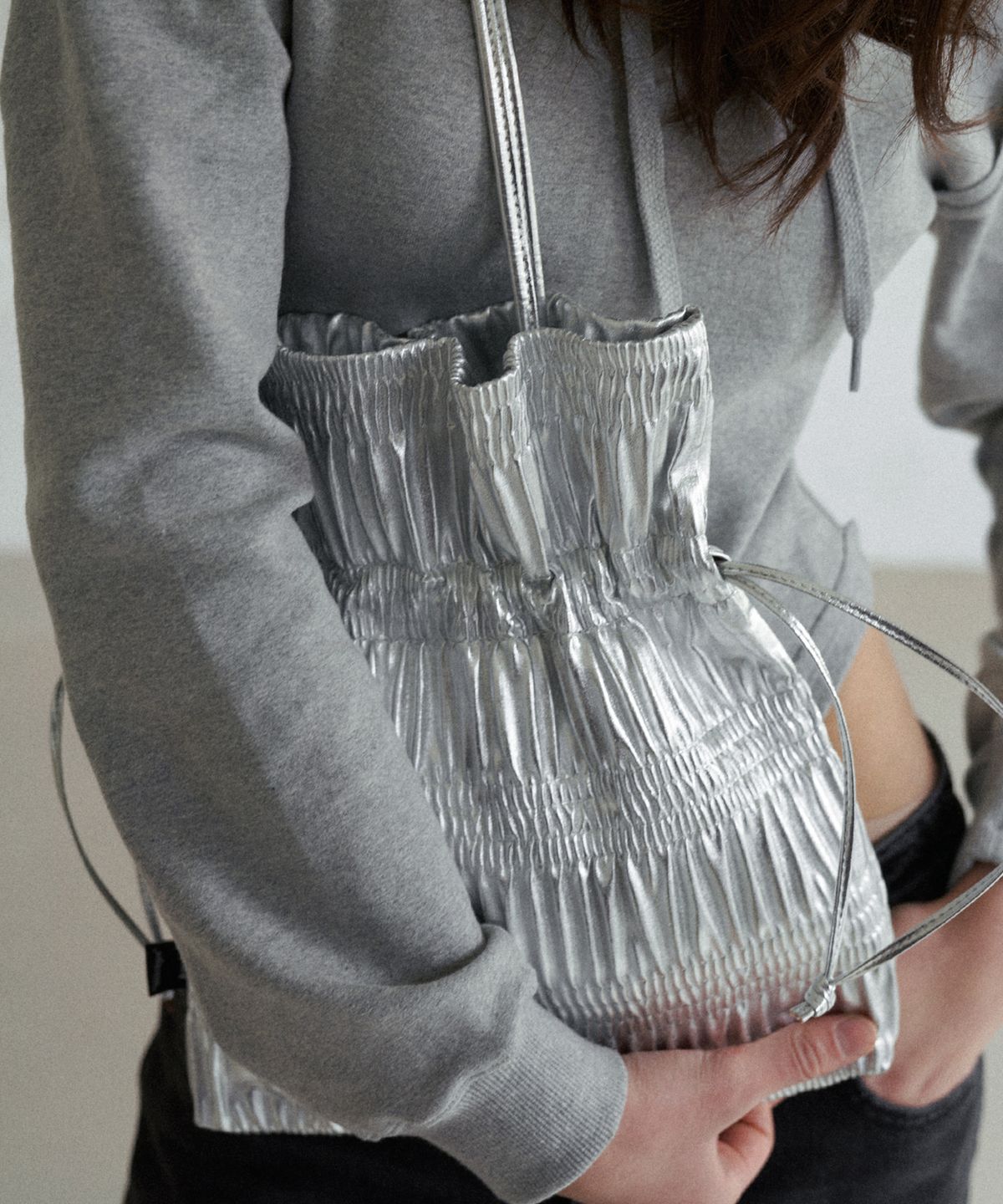 콰니(KWANI) Crinkle Shoulder Bag Silvery Silver