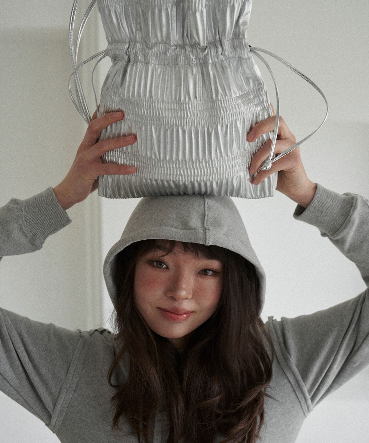 콰니(KWANI) Crinkle Shoulder Bag Silvery Silver