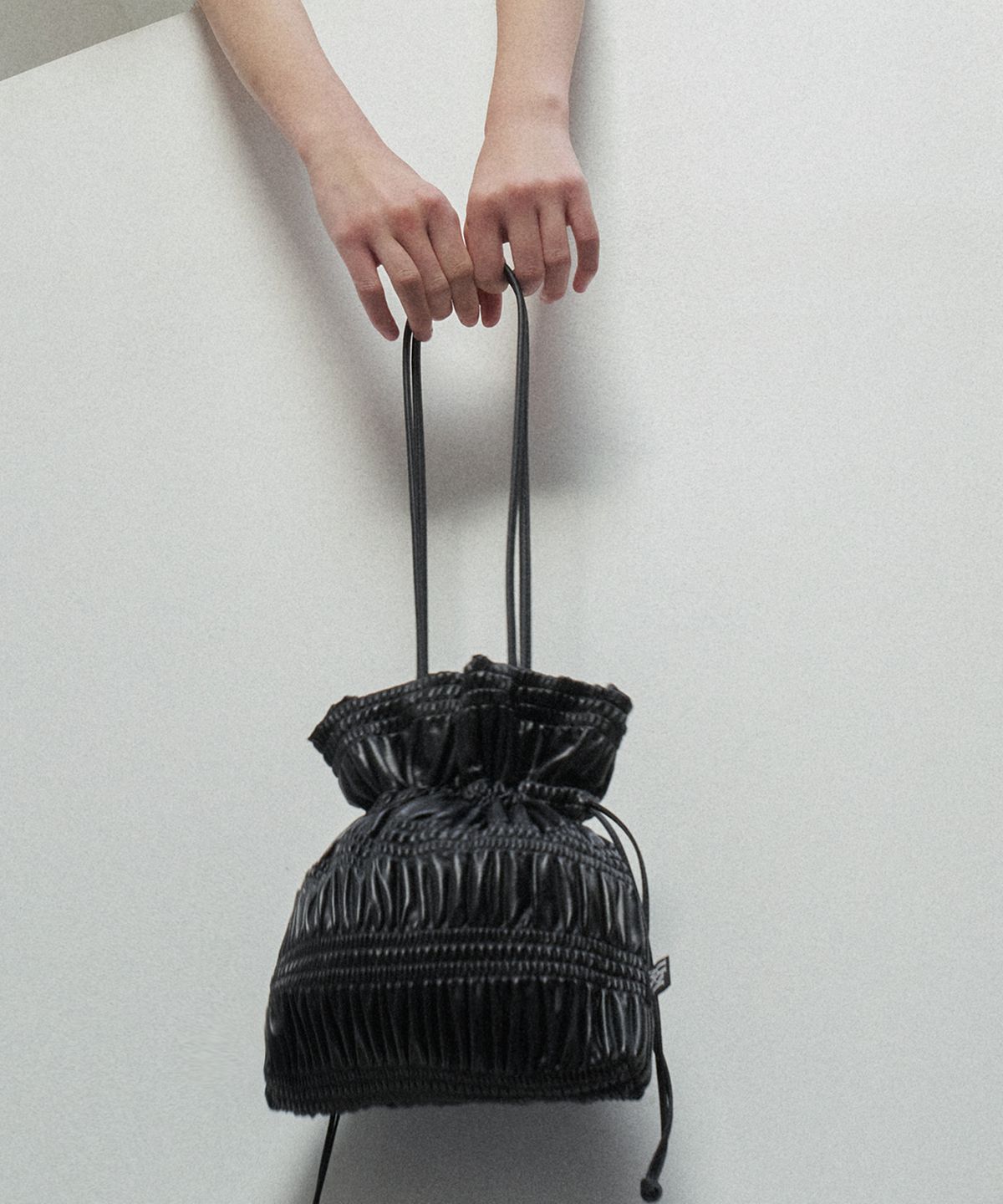 콰니(KWANI) Crinkle Shoulder Bag Sleek Black