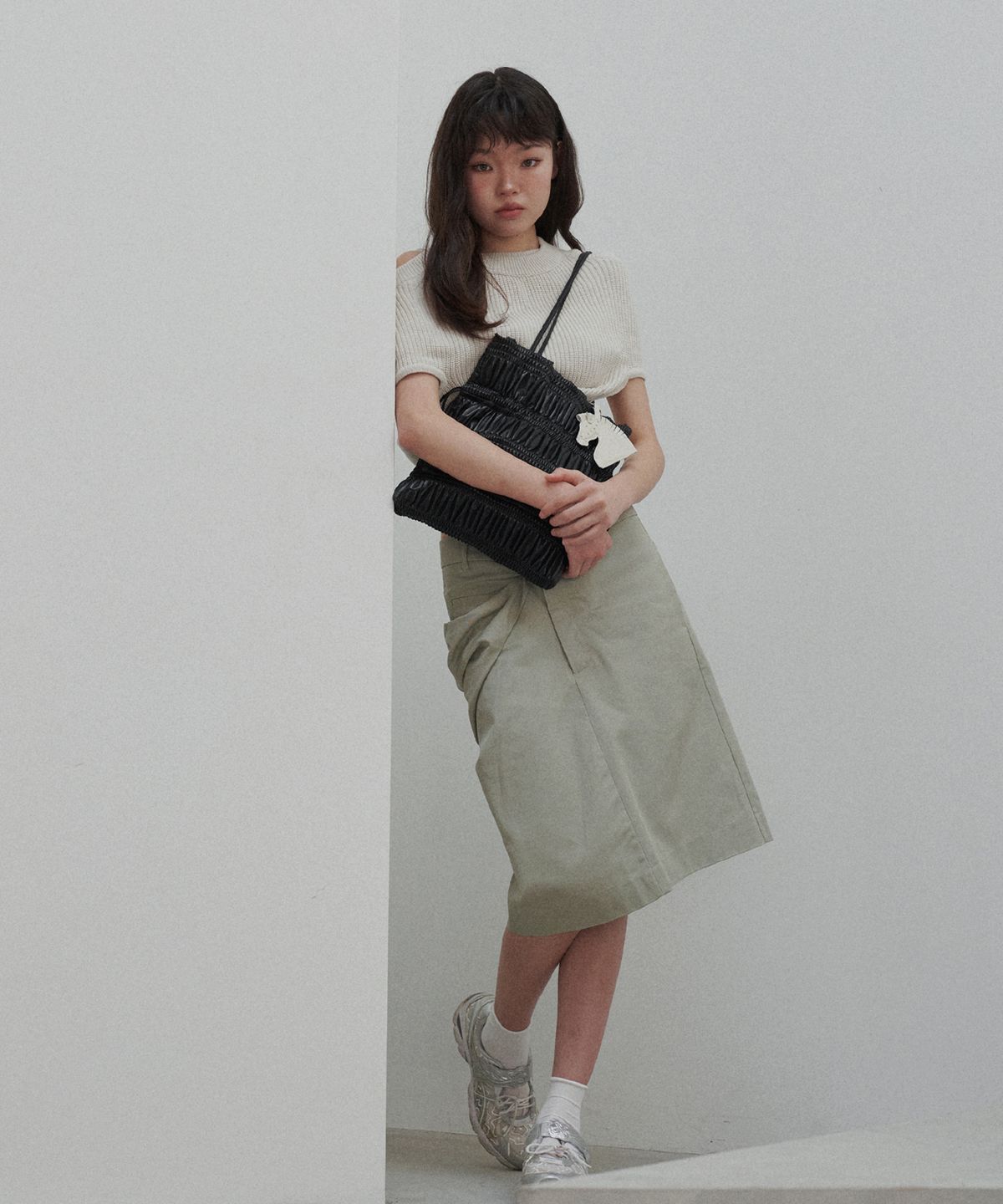 콰니(KWANI) Crinkle Shoulder Bag Sleek Black