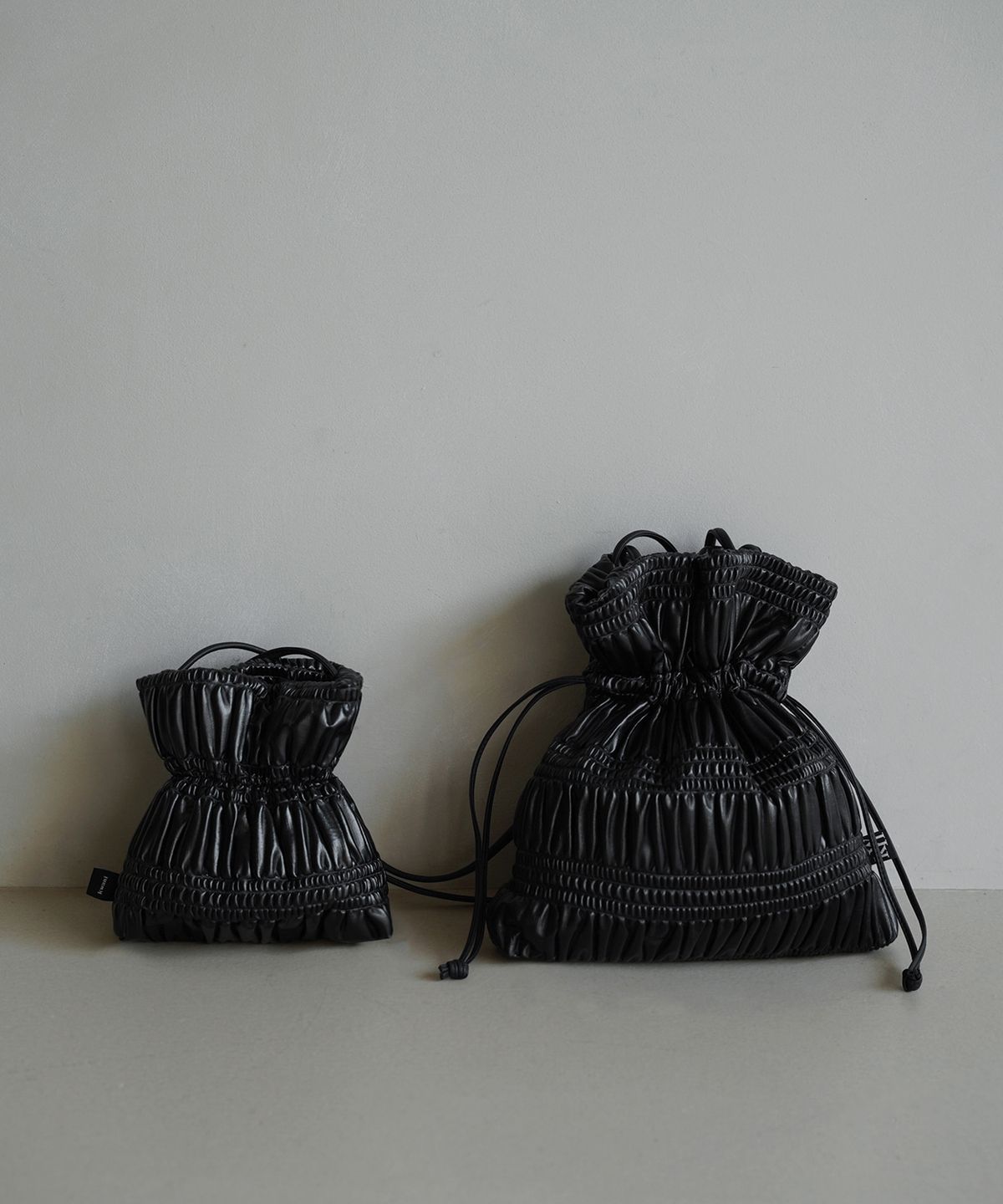 콰니(KWANI) Crinkle Shoulder Bag Sleek Black