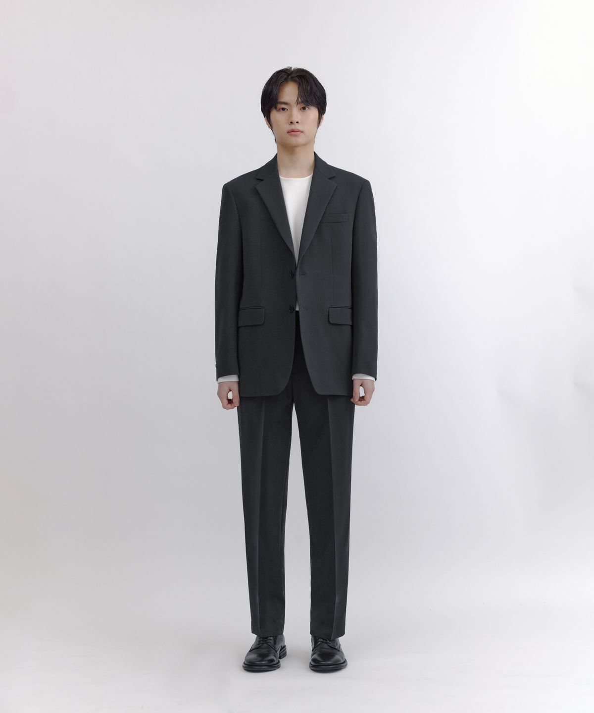 넌블랭크(NONBLANK) 세미 와이드 핏 슬랙스_CHARCOAL GREY