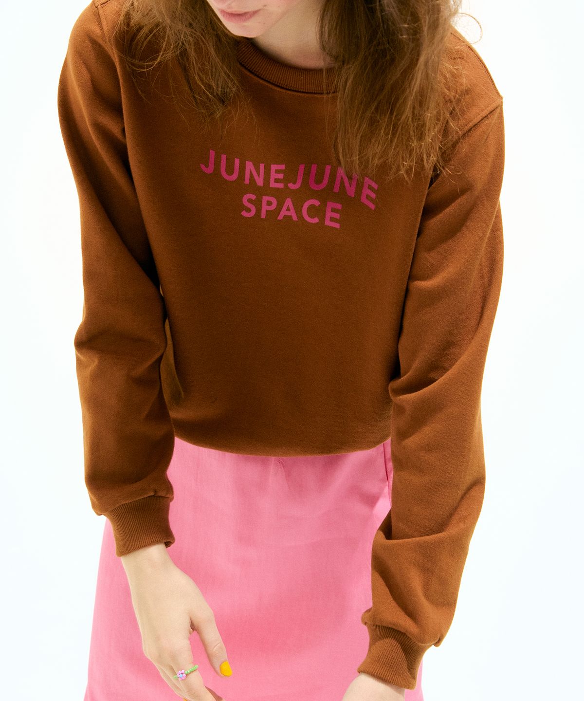 준준스페이스(JUNEJUNE SPACE) 준준스페이스 스웻 셔츠_브라운