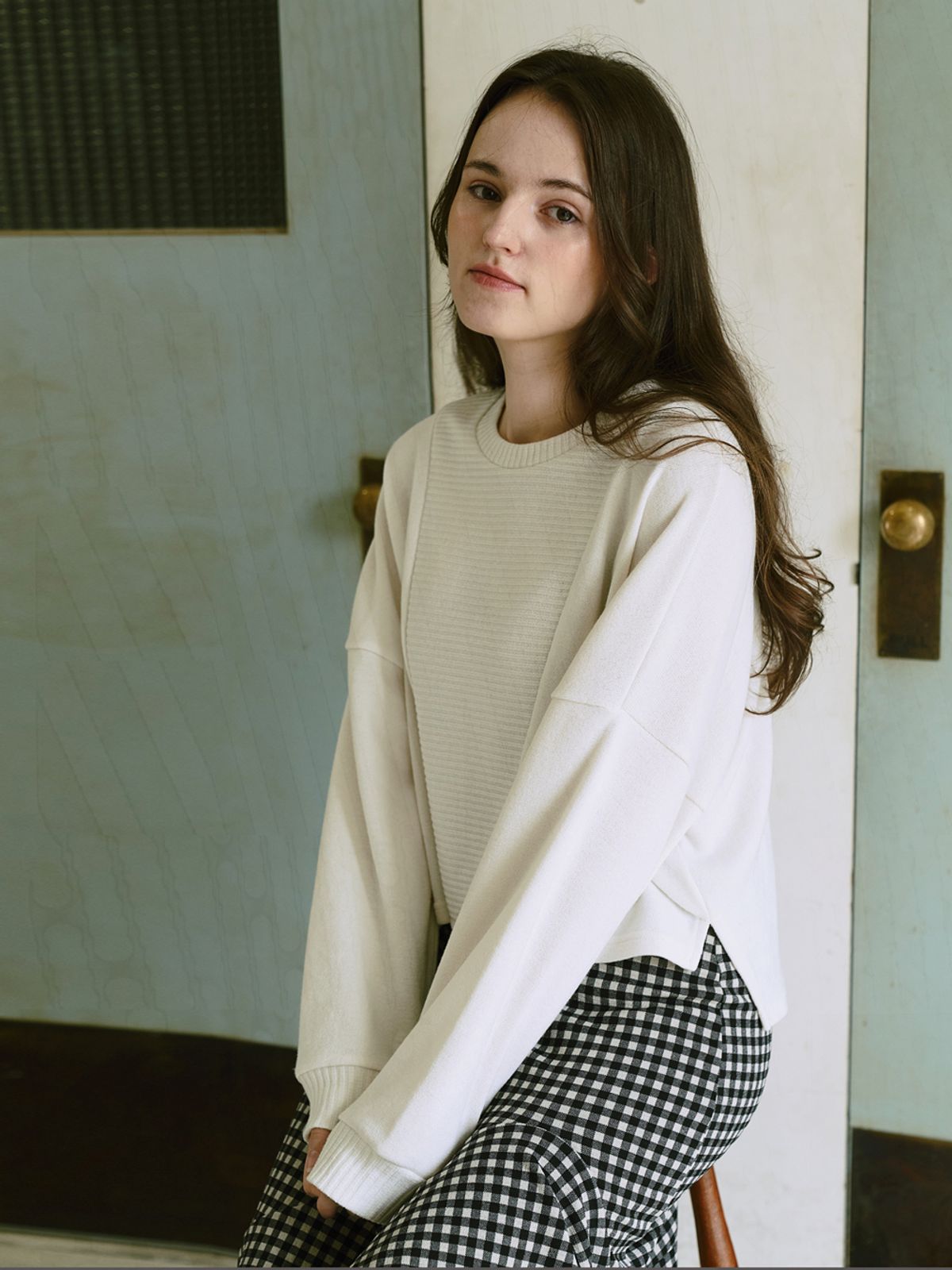 아방(AVANT-G) Knitted Long Sleeve Cropped T-shirt - Ivory