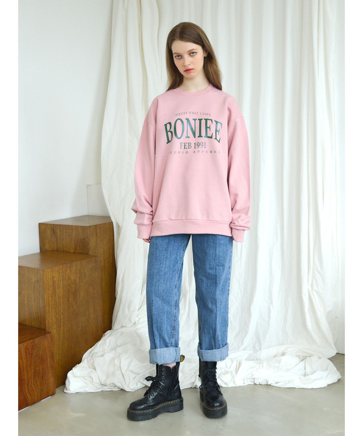 보늬(BONIEE) 아치 빅 타이포 오버핏 맨투맨 스웻셔츠 핑크