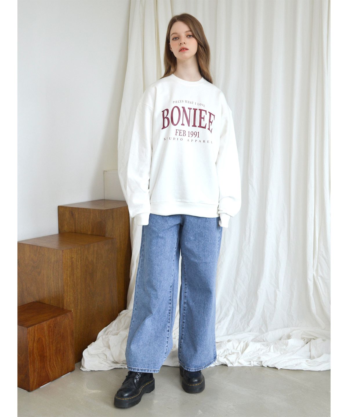 보늬(BONIEE) 아치 빅 타이포 오버핏 맨투맨 스웻셔츠 화이트