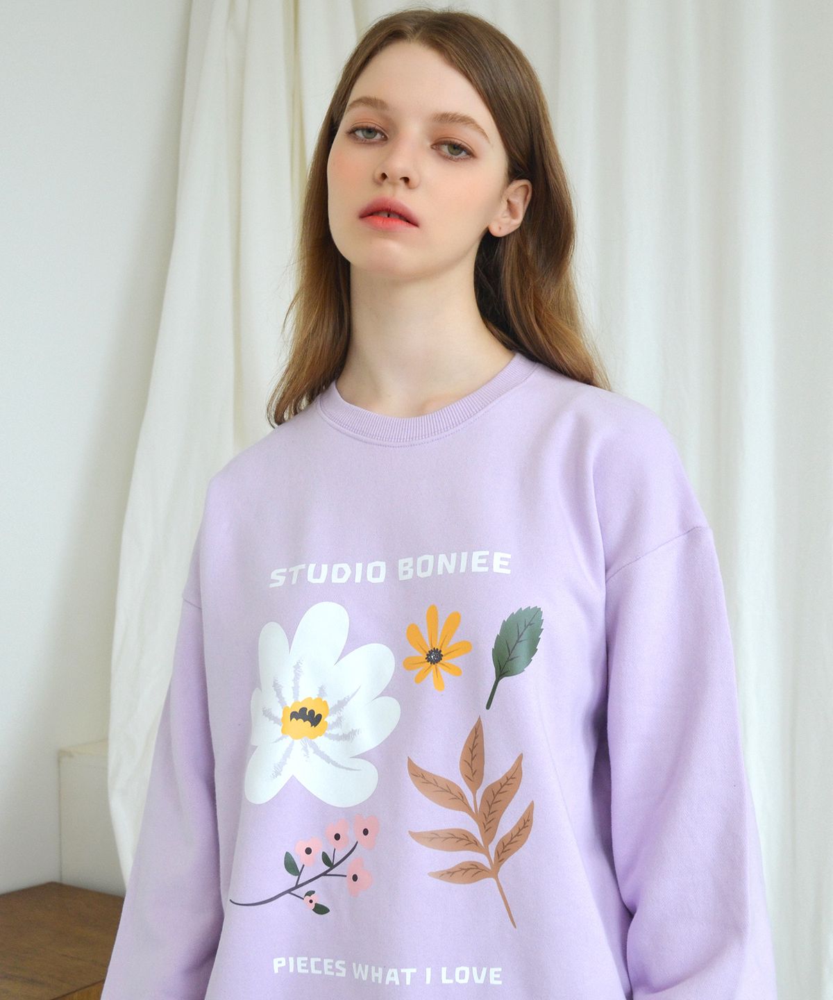 보늬(BONIEE) 일러스트(Fall Flower Dance) 그래픽 오버핏 맨투맨 스웻셔츠 퍼플 라벤더