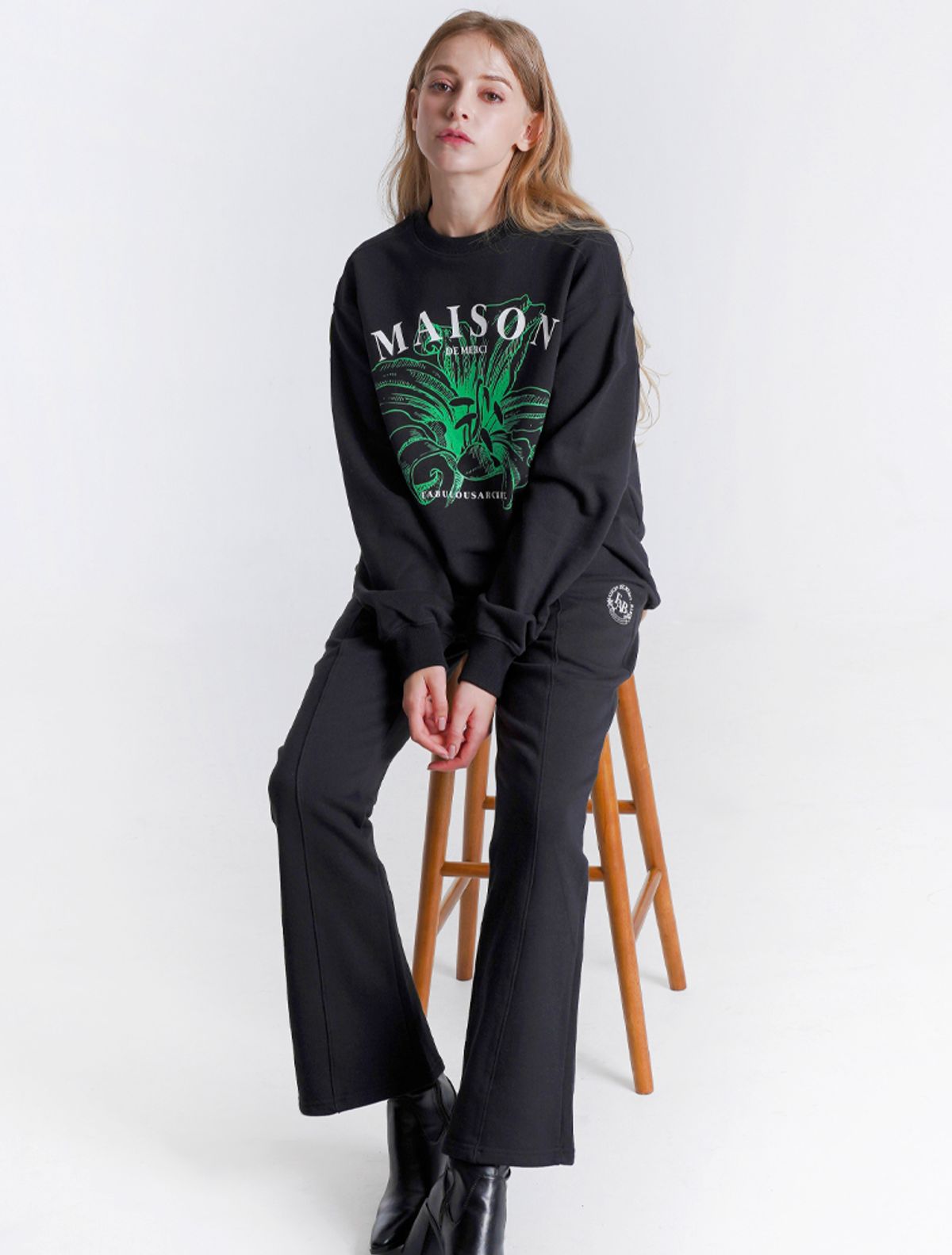 라 메종 스튜디오(LA MAISON STUDIO) UNISEX 레귤러핏 르 리스 MAISON 맨투맨(FCB3TS321M)