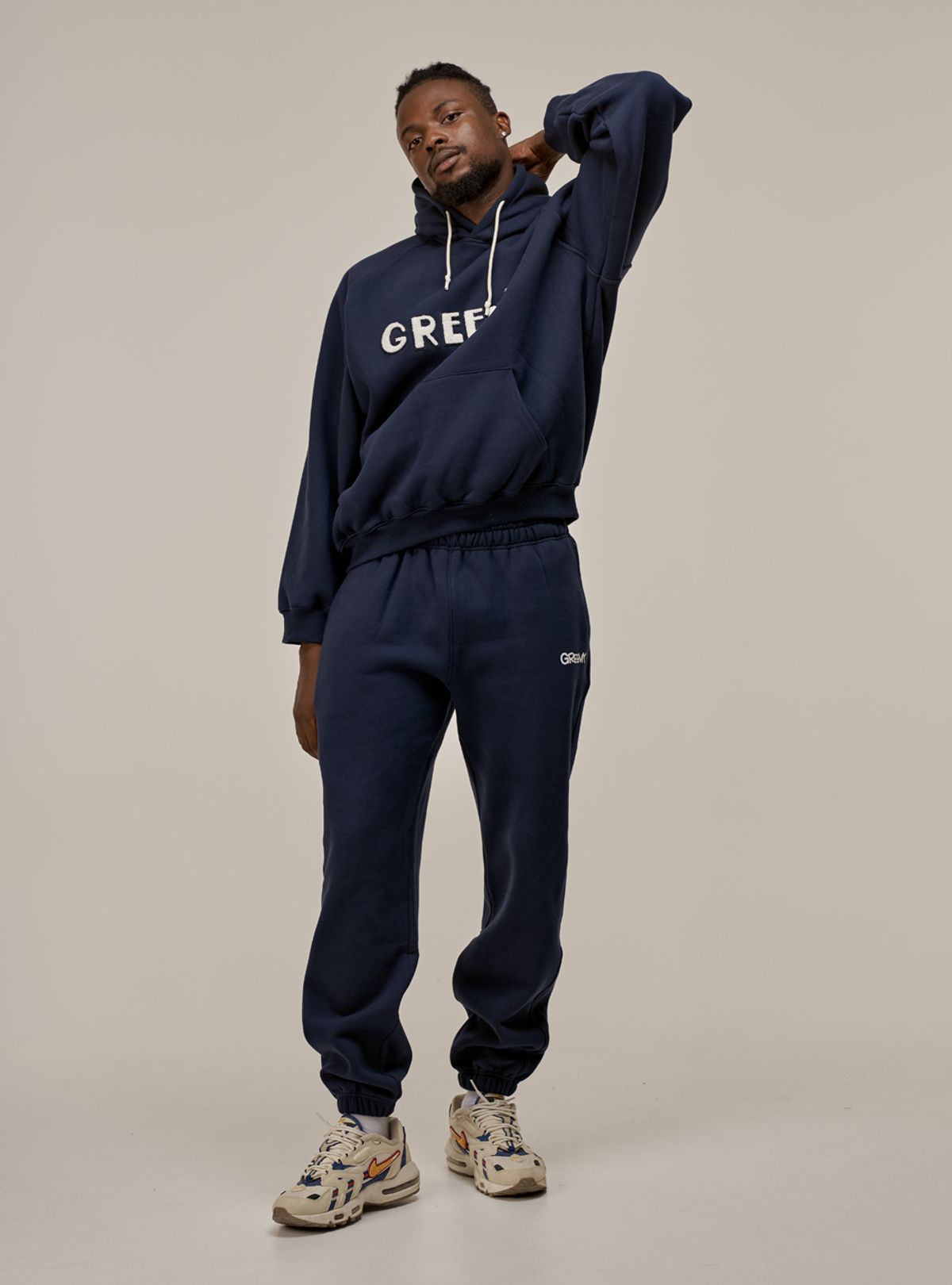 그리미(GREEMY) NEW SMALL LOGO JOGGER PANTS (NAVY)