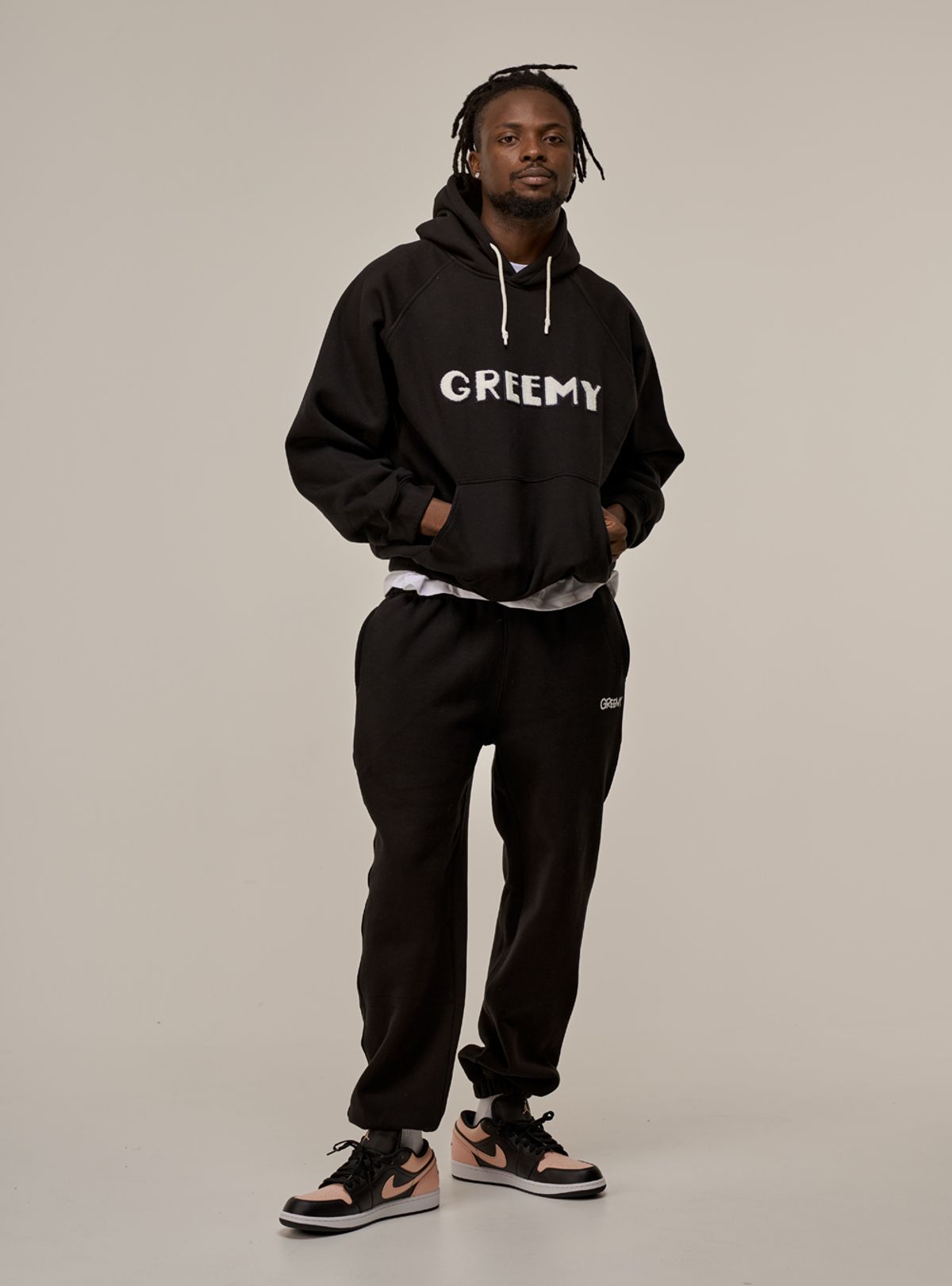 그리미(GREEMY) NEW SMALL LOGO JOGGER PANTS (BLACK)