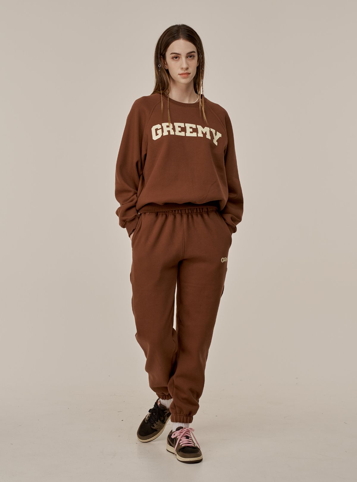 그리미(GREEMY) NEW SMALL LOGO JOGGER PANTS(BROWN)