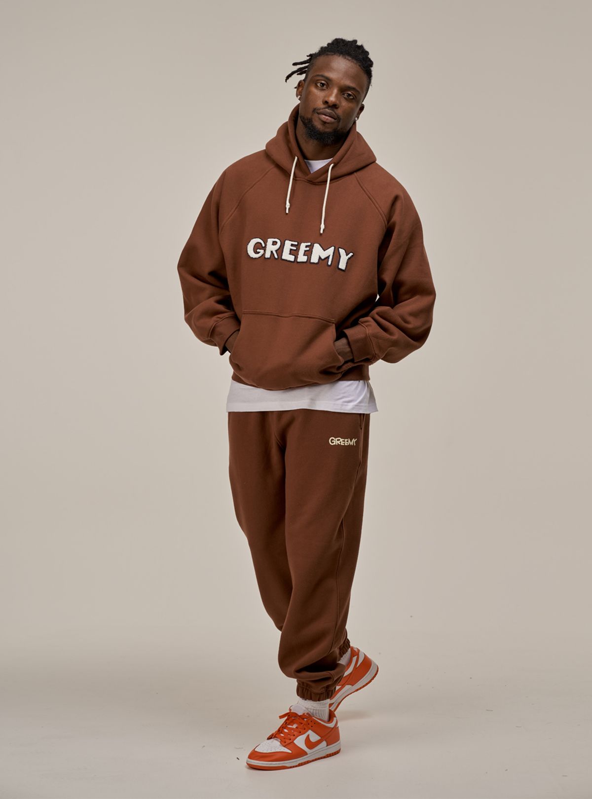 그리미(GREEMY) NEW SMALL LOGO JOGGER PANTS(BROWN)