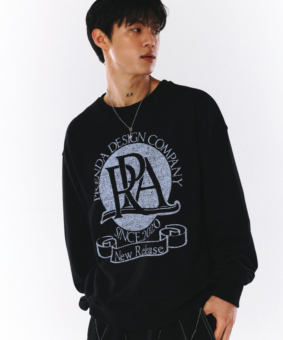 프렌다(PRENDA) ROUND LOGO CREWNECK SWEATSHIRT BLACK