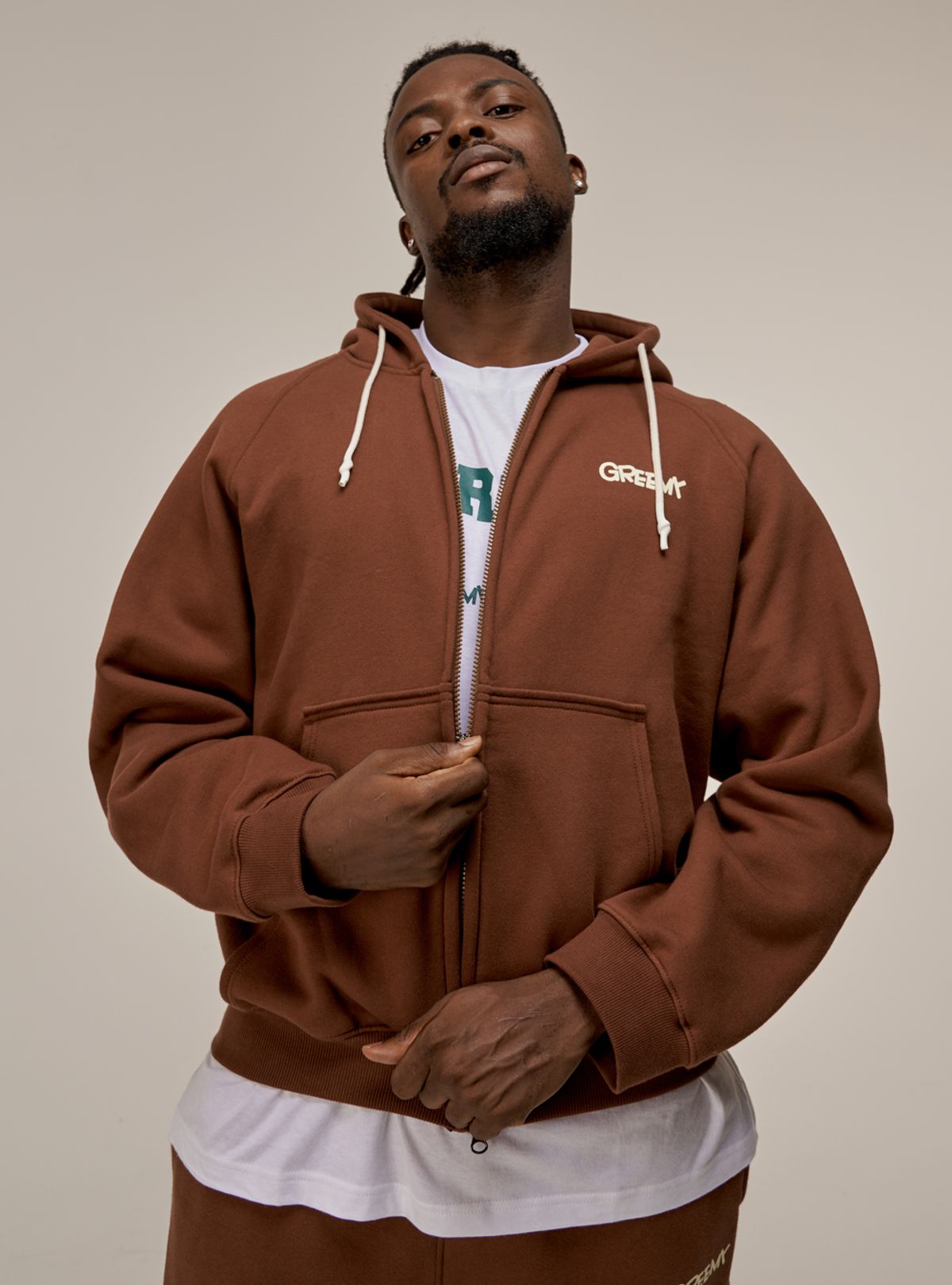 그리미(GREEMY) SMALL LOGO HOODIE ZIP-UP (BROWN)