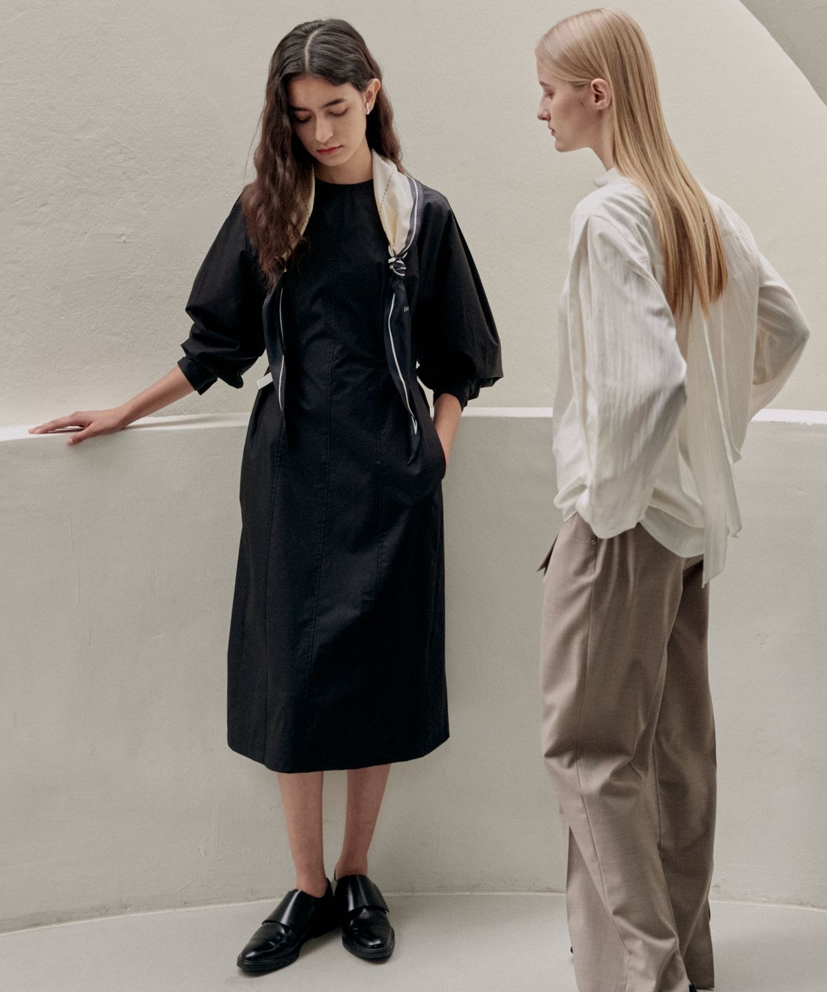 엔오르(EN OR) VOLUME SLEEVE TUCK DRESS - BLACK