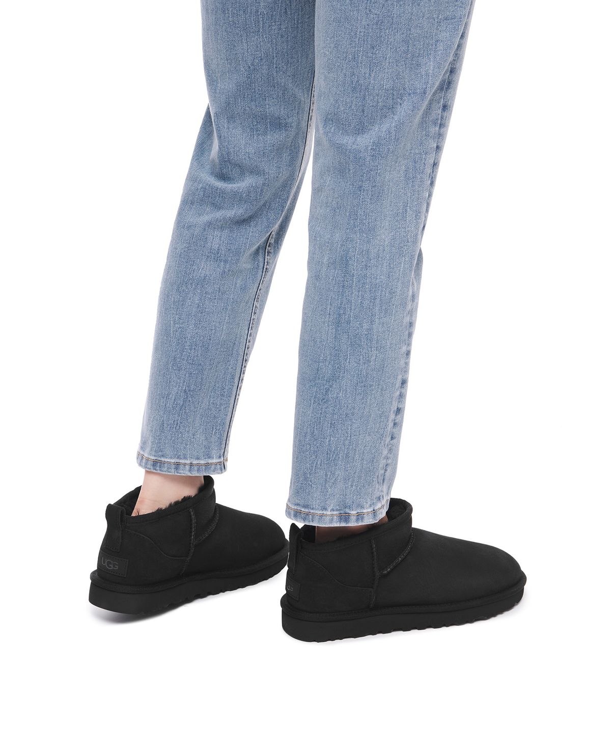어그(UGG) UGG 스웨이드 레더 미니 부츠 (클래식 울트라 미니) W - 블랙 / 1116109BLK