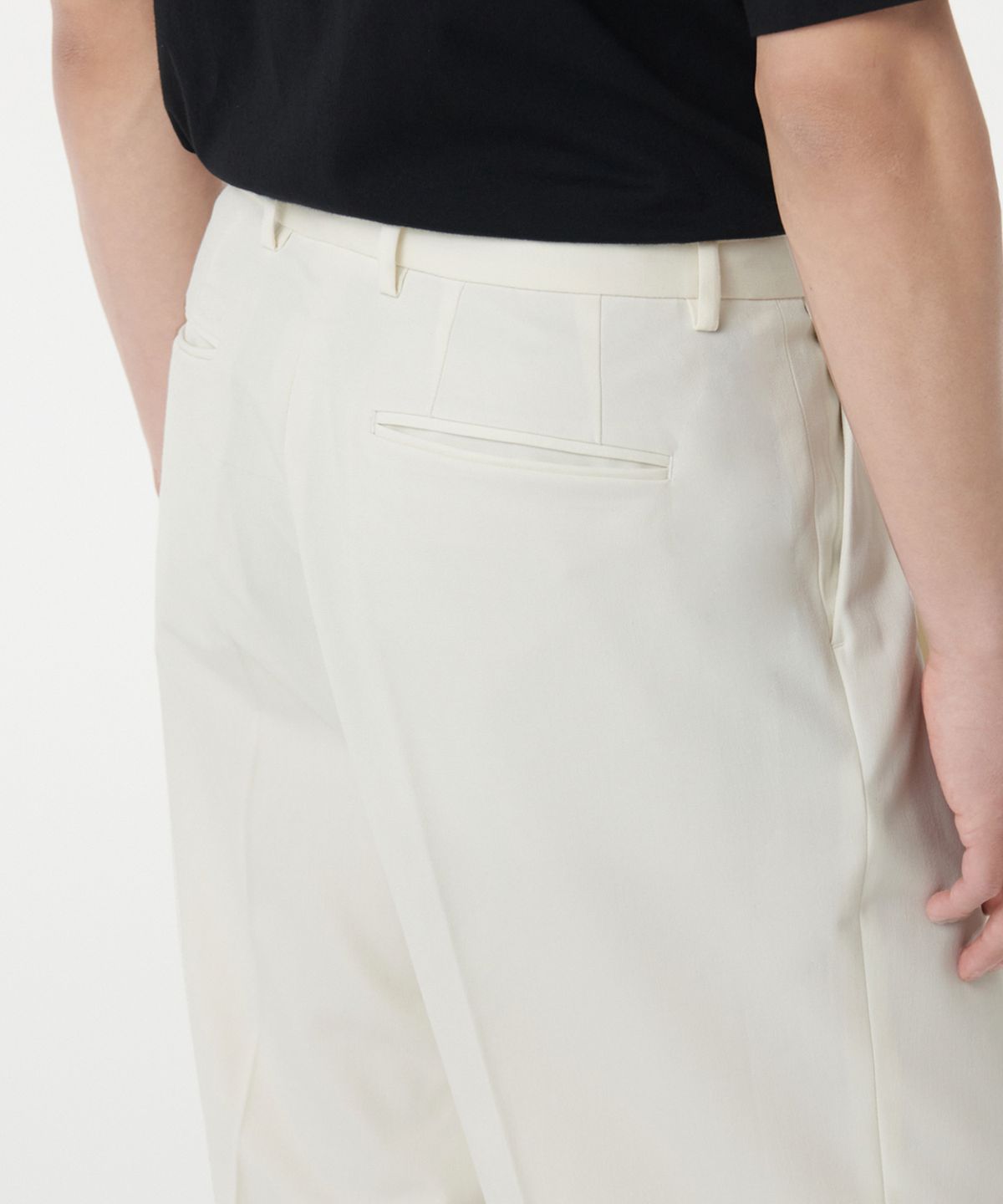 무신사 스탠다드(MUSINSA STANDARD) 쓰리 턱 세미 벌룬 슬랙스 [크림]